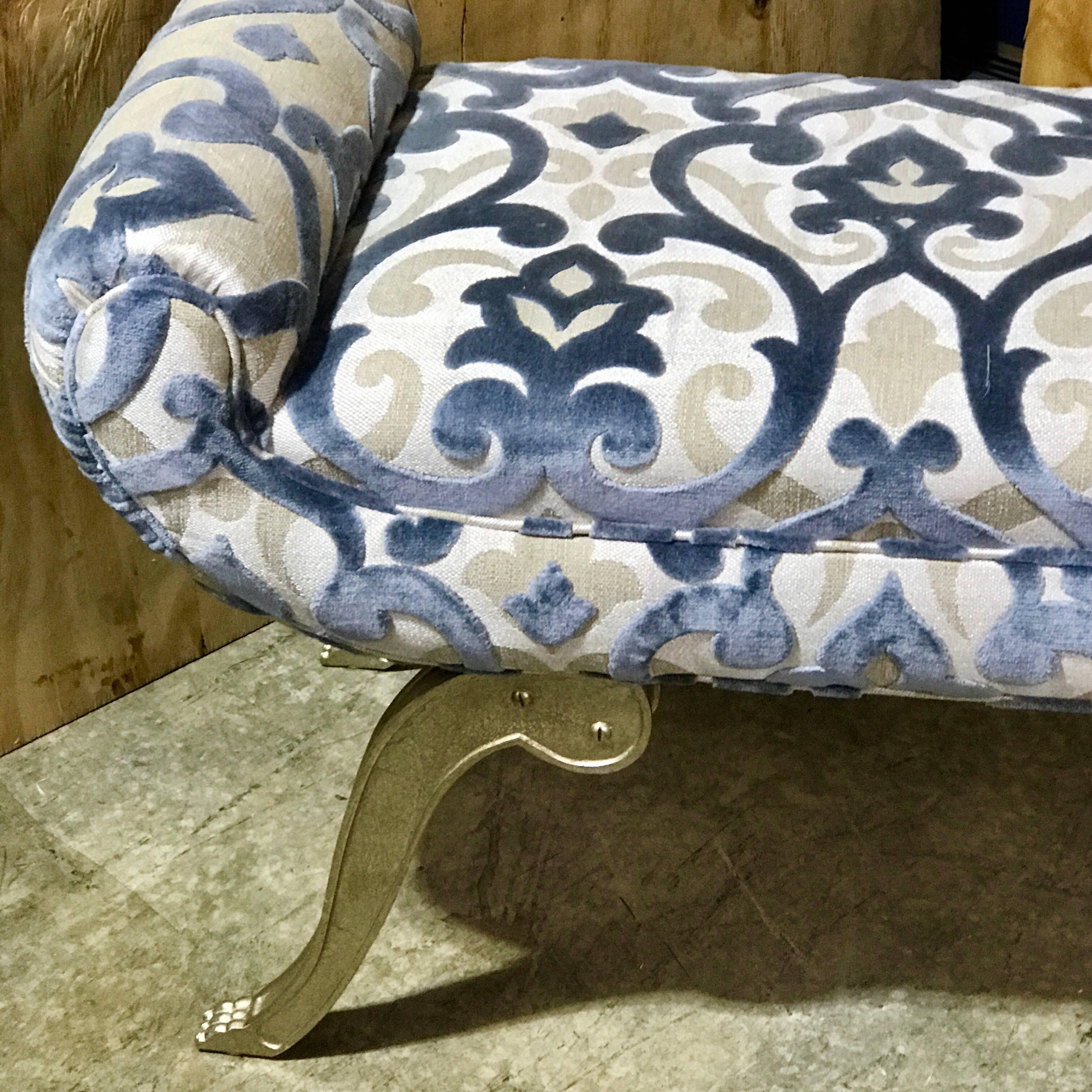 Christopher Guy settee or recamier, upholstered in signature luxurious cut velvet Christopher Guy upholstery, raised on four silver leaf Regency style metal legs.
Measures: 50