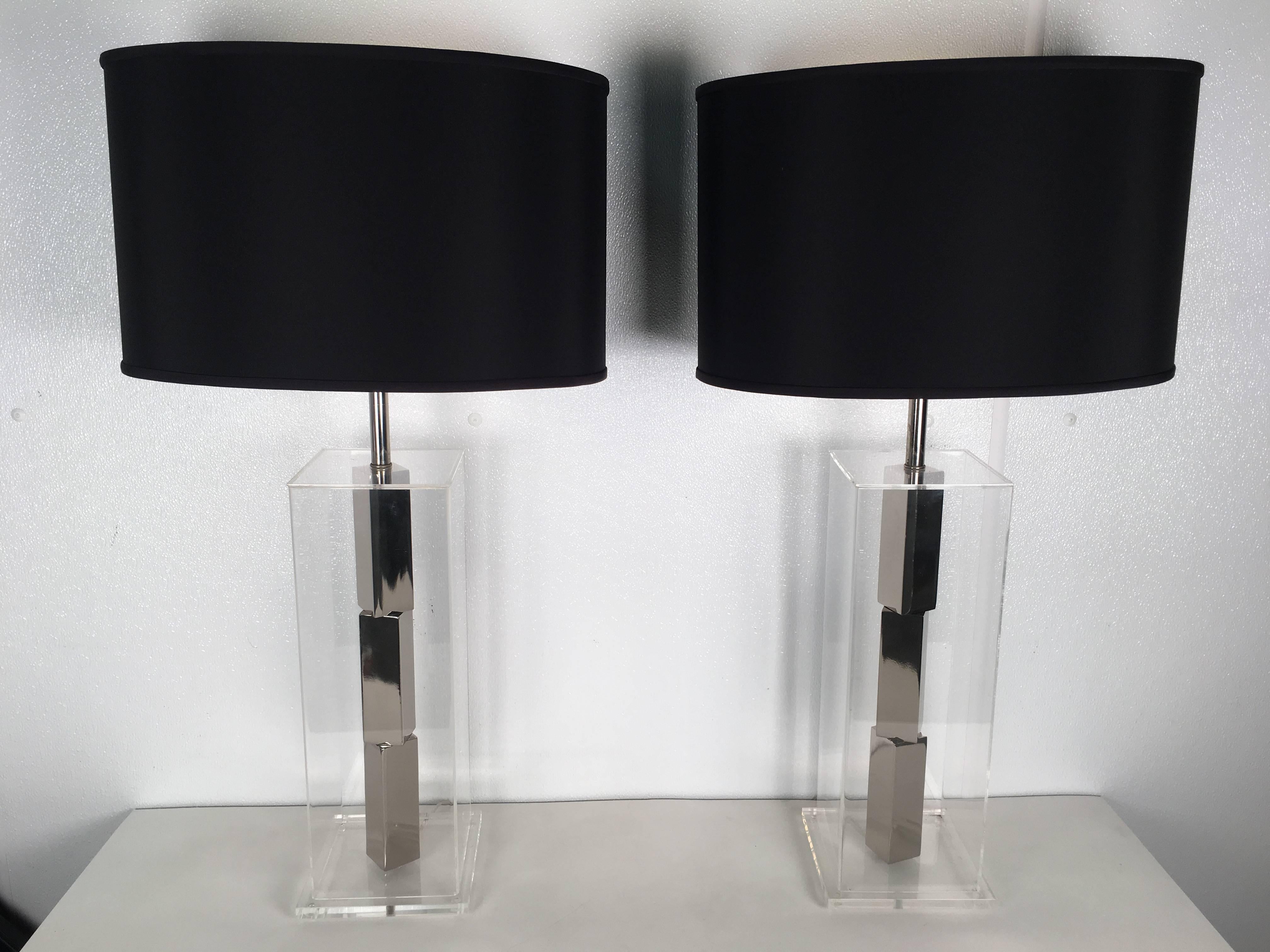 Mid-Century Modern Pair of Architectural Lucite Lamps For Sale