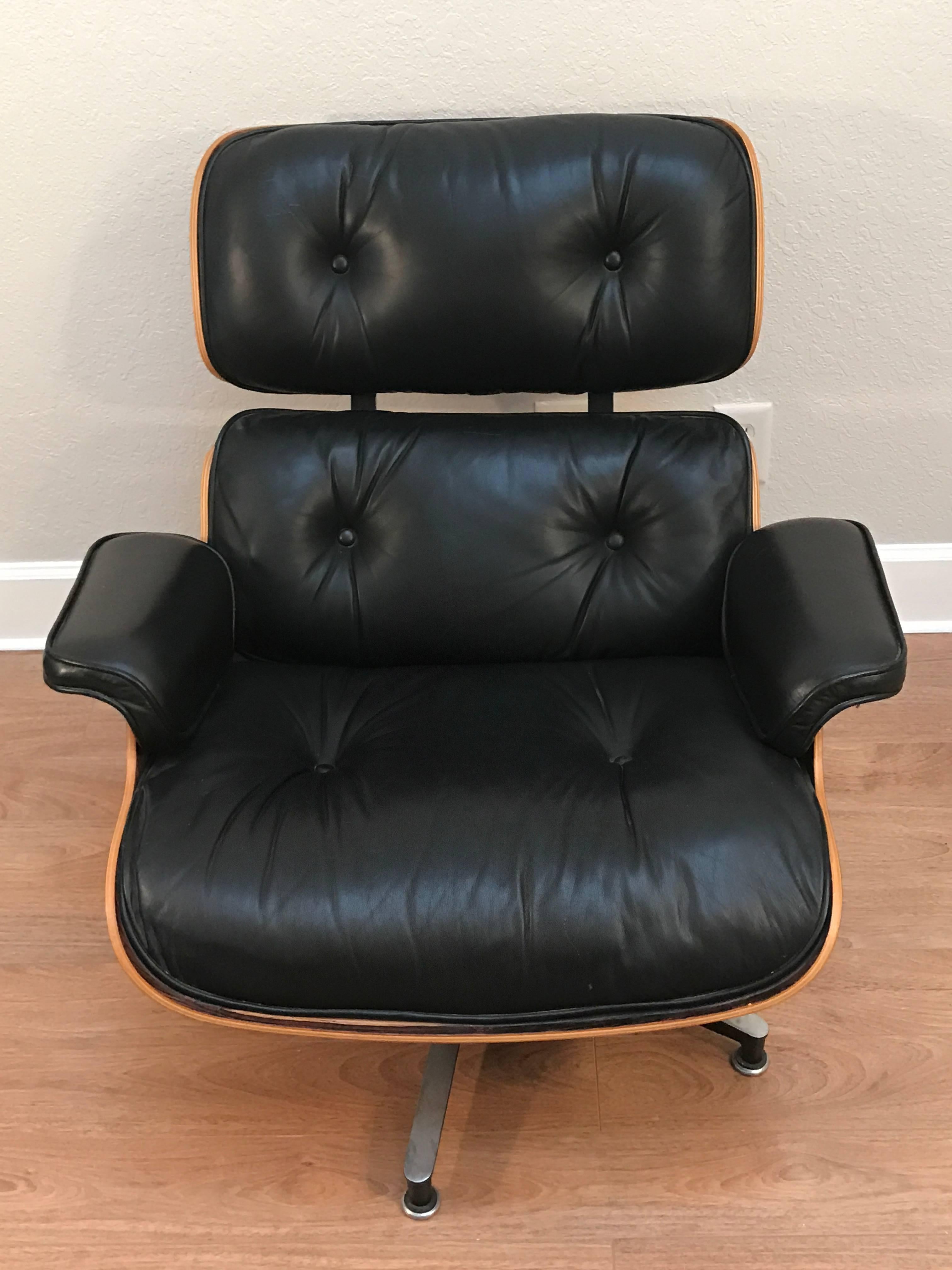 670 lounge chair and 671 ottoman by Charles and Ray Eames for Herman Miller in rosewood and leather. Near mint vintage condition

The ottoman measures: 17 inches H x 26 inches W x 23 inches D.