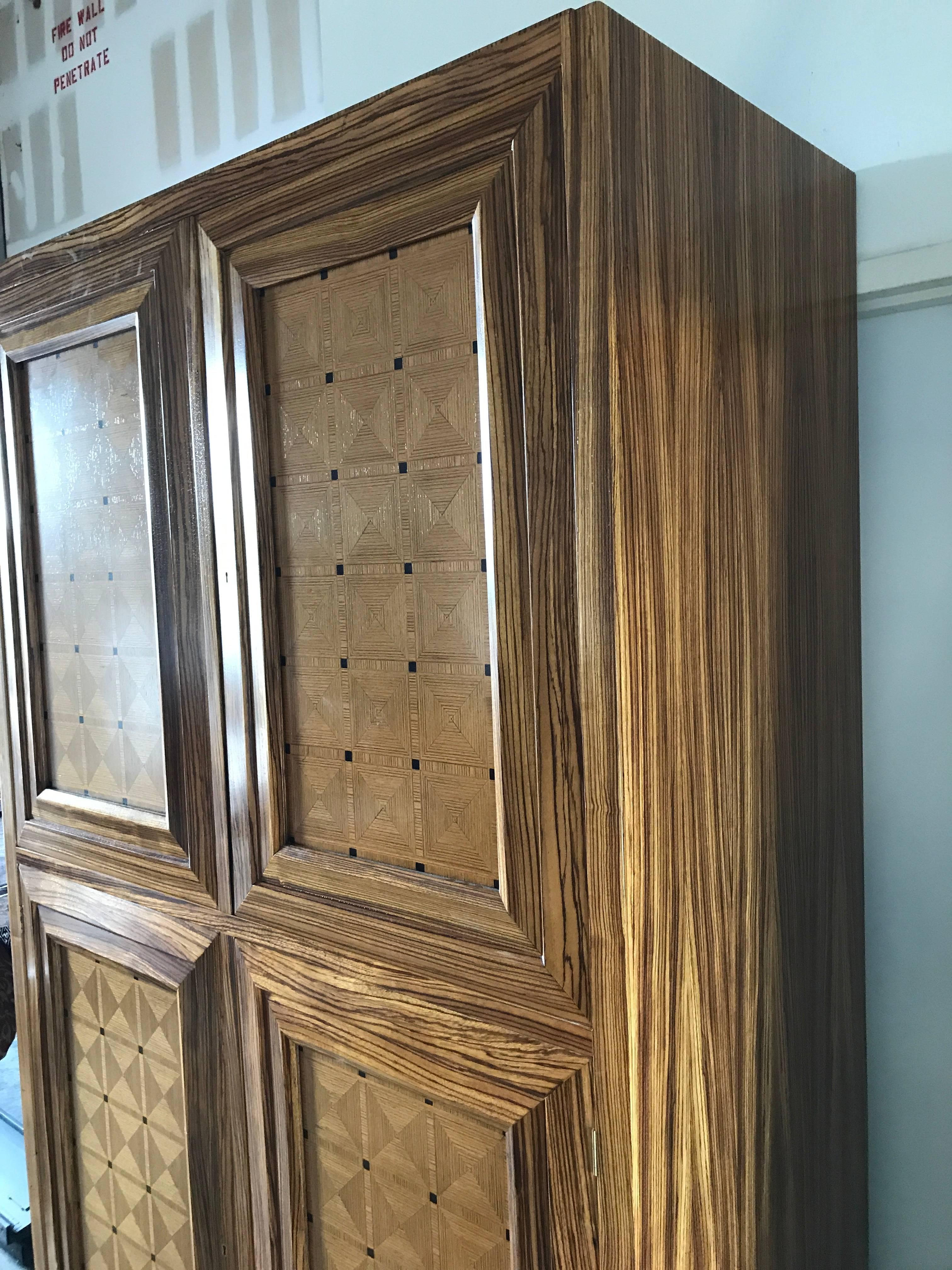 Lucien Rollin Massive Art Deco Style Marquetry Armoire by William Switzer

Give your living space a touch of elegance with this stunning Lucien Rollin massive art deco style marquetry armoire by William Switzer. This armoire is the perfect blend of