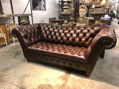 Prächtiges Chesterfield-Sofa aus Leder mit gerollten Armlehnen