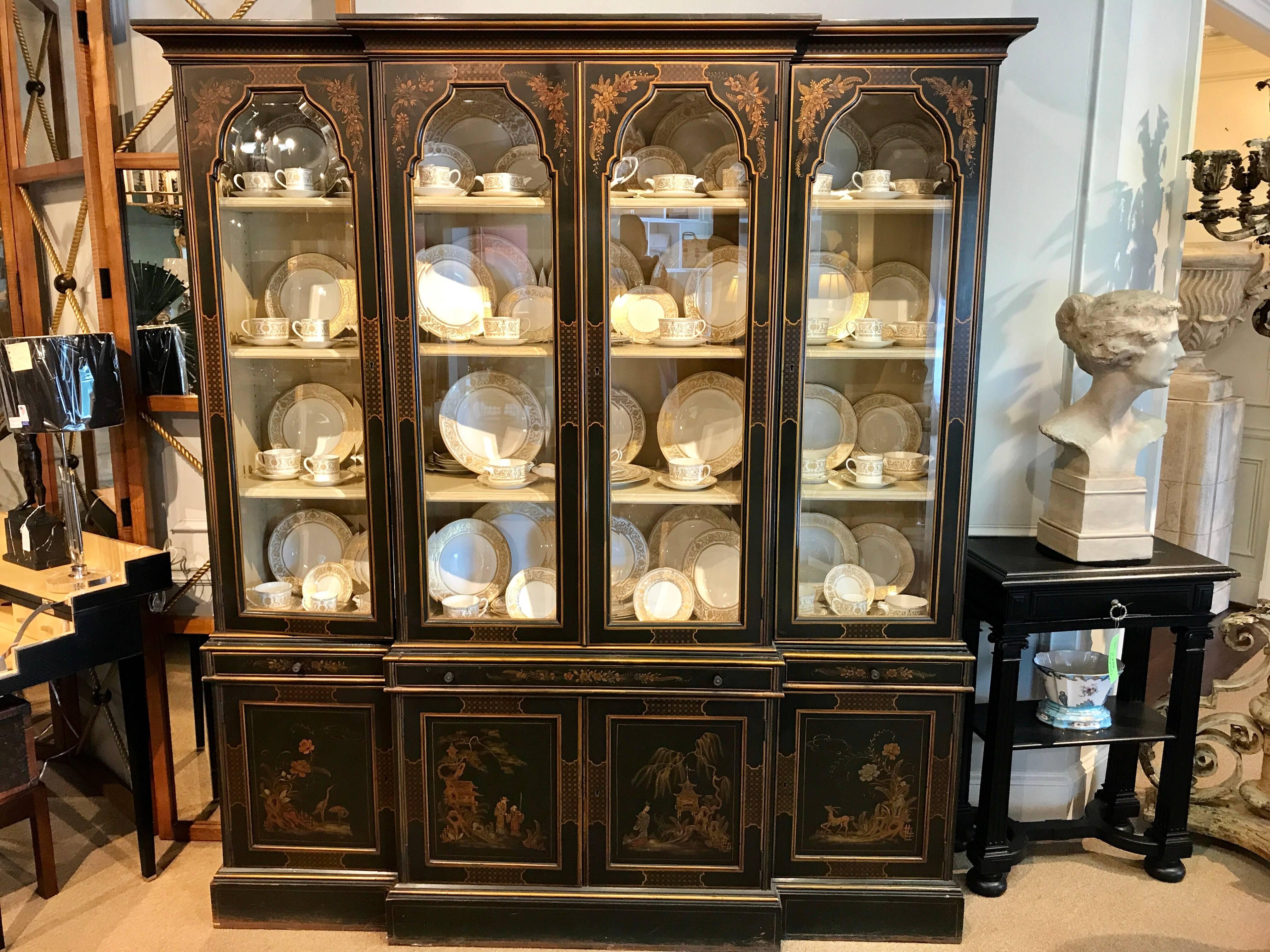 20th Century Beautiful Georgian Style Chinoiserie Lacquered Breakfront