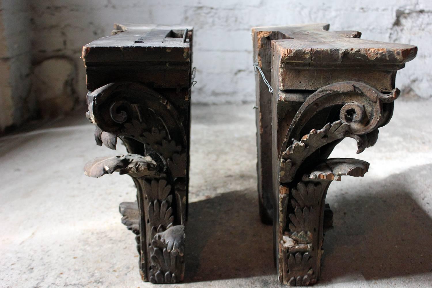 Early 19th Century Pair of Carved Pine and Plaster Painted Corinthian Capital Wall Brackets