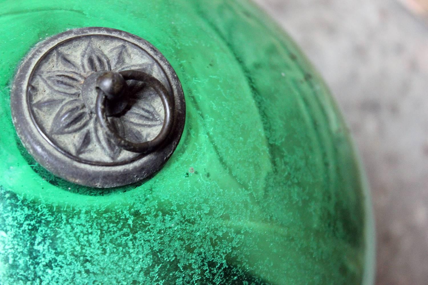 Apogée victorien Bonne grande boule de sorcière en verre au mercure vert, circa 1900