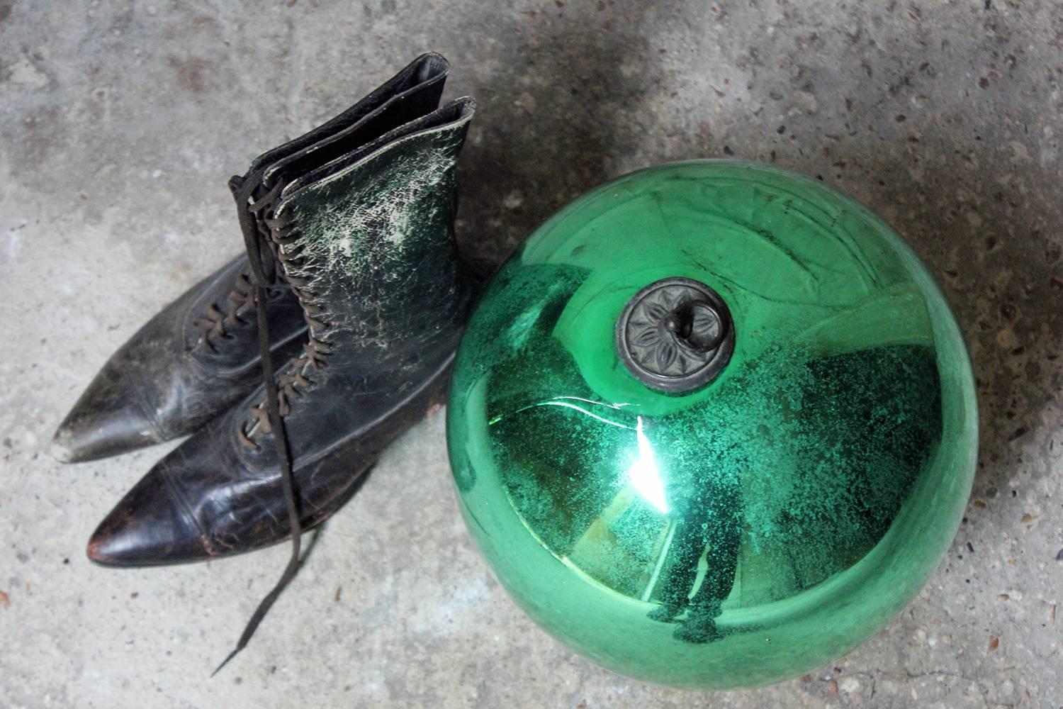 XIXe siècle Bonne grande boule de sorcière en verre au mercure vert, circa 1900