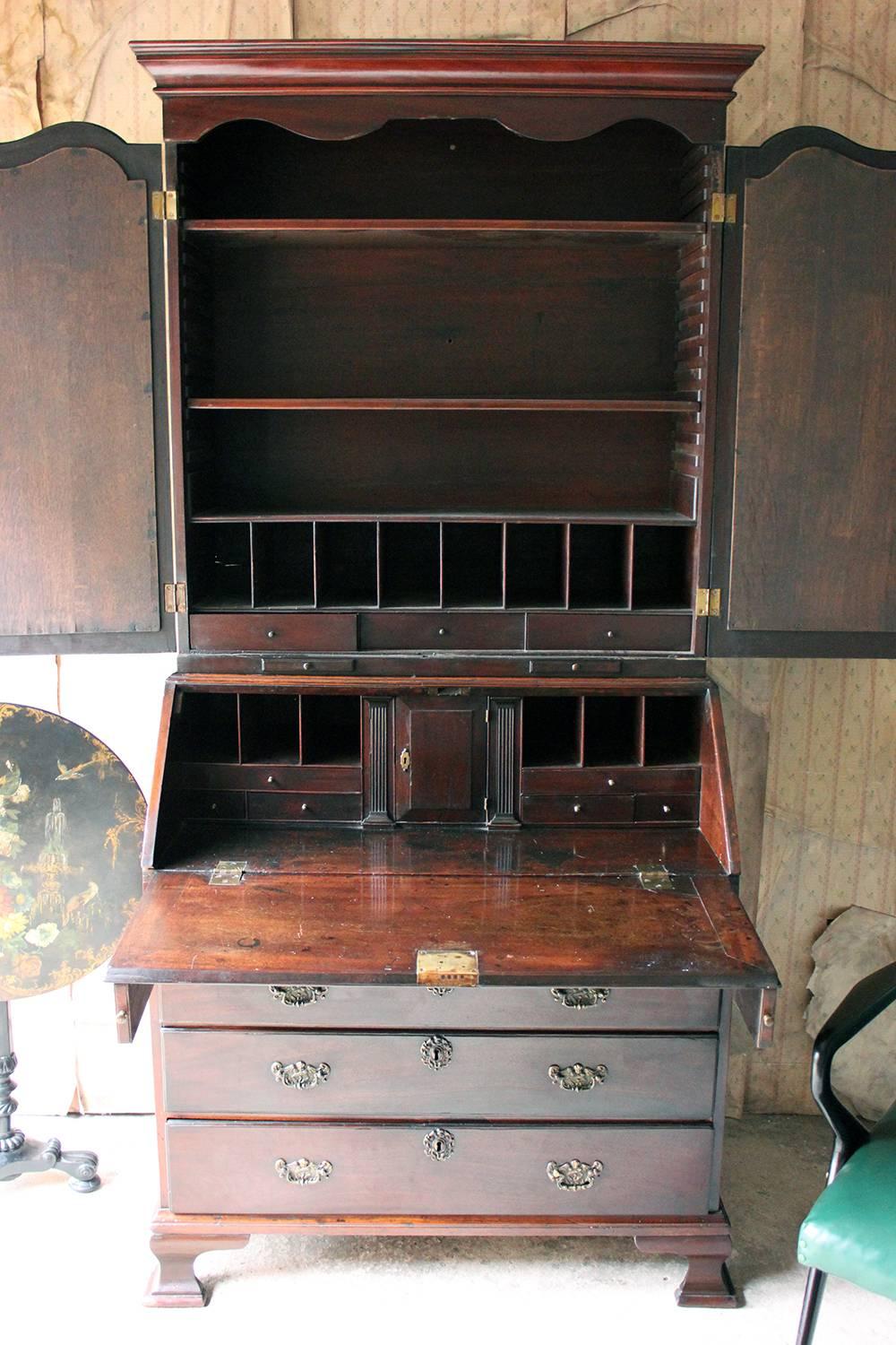 Fine Quality Irish George II Mahogany Bureau Bookcase, circa 1740-1750 For Sale 4