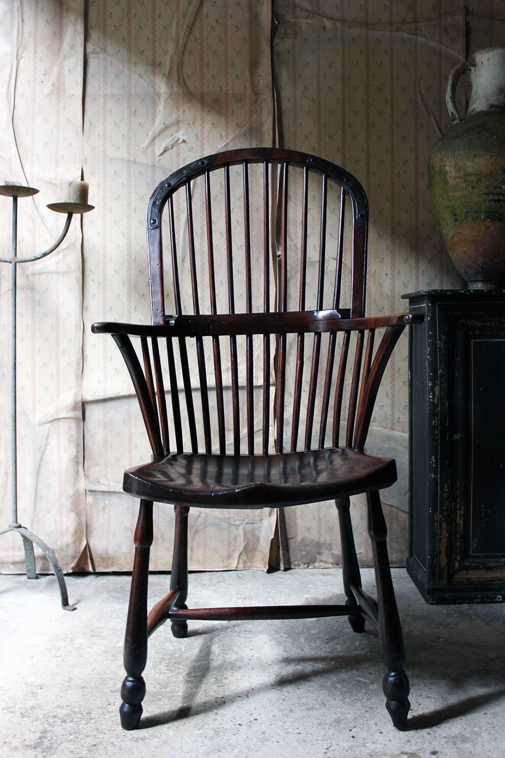 Rare and Exceptional George III Hoop-Back Walnut Windsor Armchair, circa 1790 In Excellent Condition In Bedford, Bedfordshire