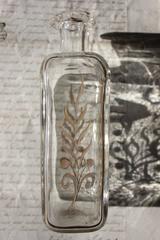 Paire de flacons en verre suédois datant d'environ 1800:: décorés en dorure pour Gustav III