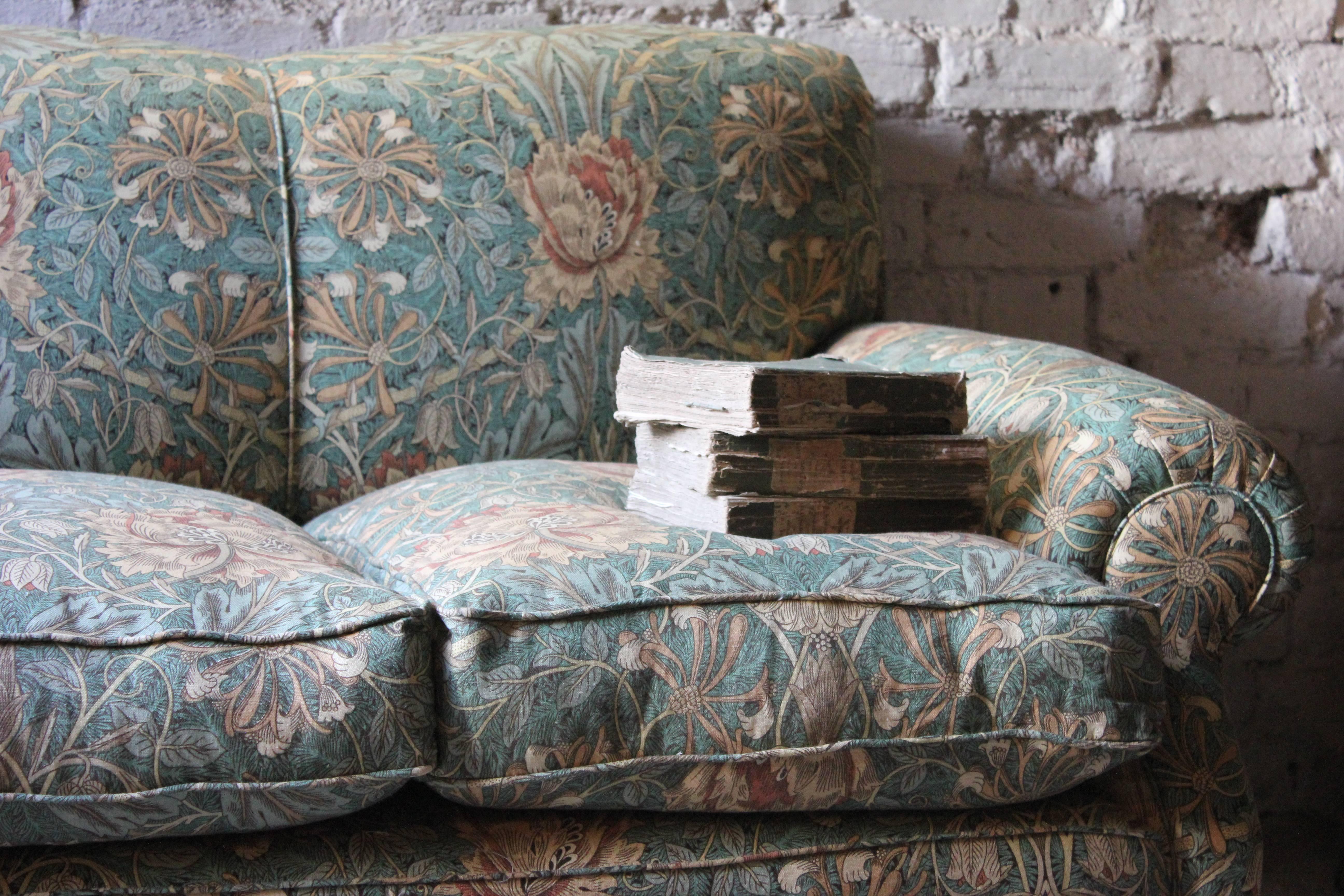 Beautiful Liberty Fabric Upholstered Edwardian Period Three-Seat Sofa In Excellent Condition In Bedford, Bedfordshire