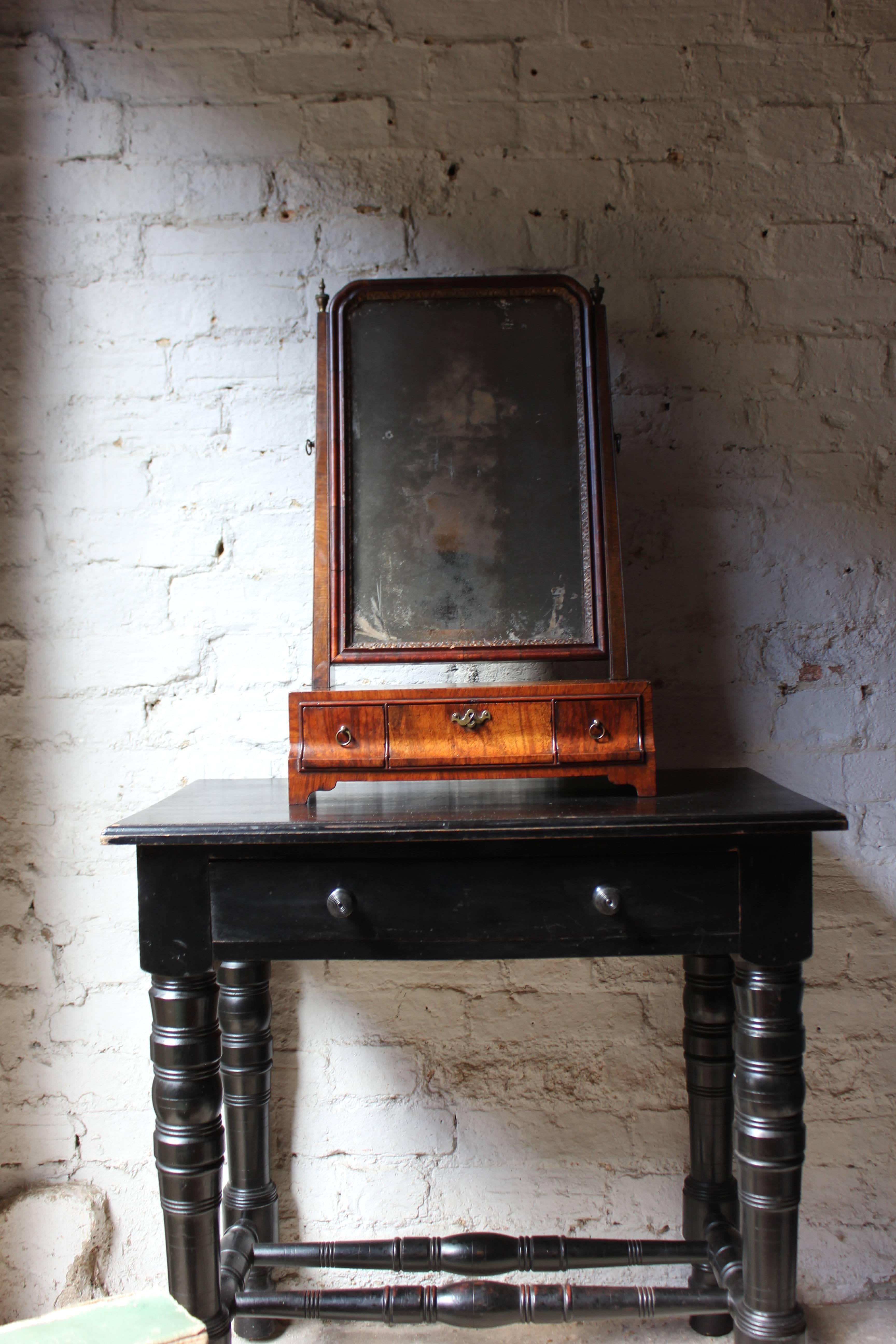 Fine George II Period Figured Walnut Three-Drawer Dressing Mirror, circa 1730 In Excellent Condition For Sale In Bedford, Bedfordshire