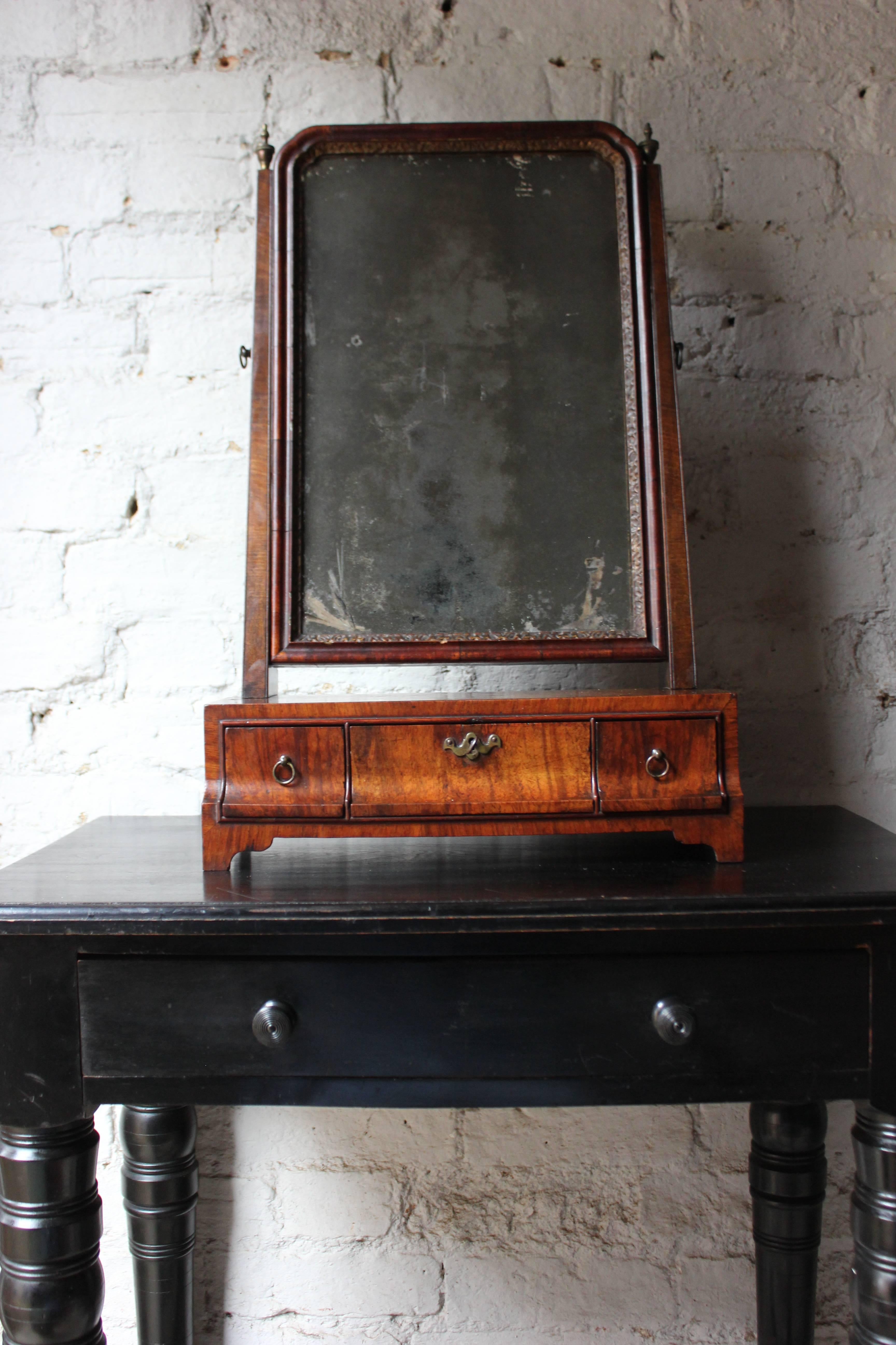 Fine George II Period Figured Walnut Three-Drawer Dressing Mirror, circa 1730 For Sale 1