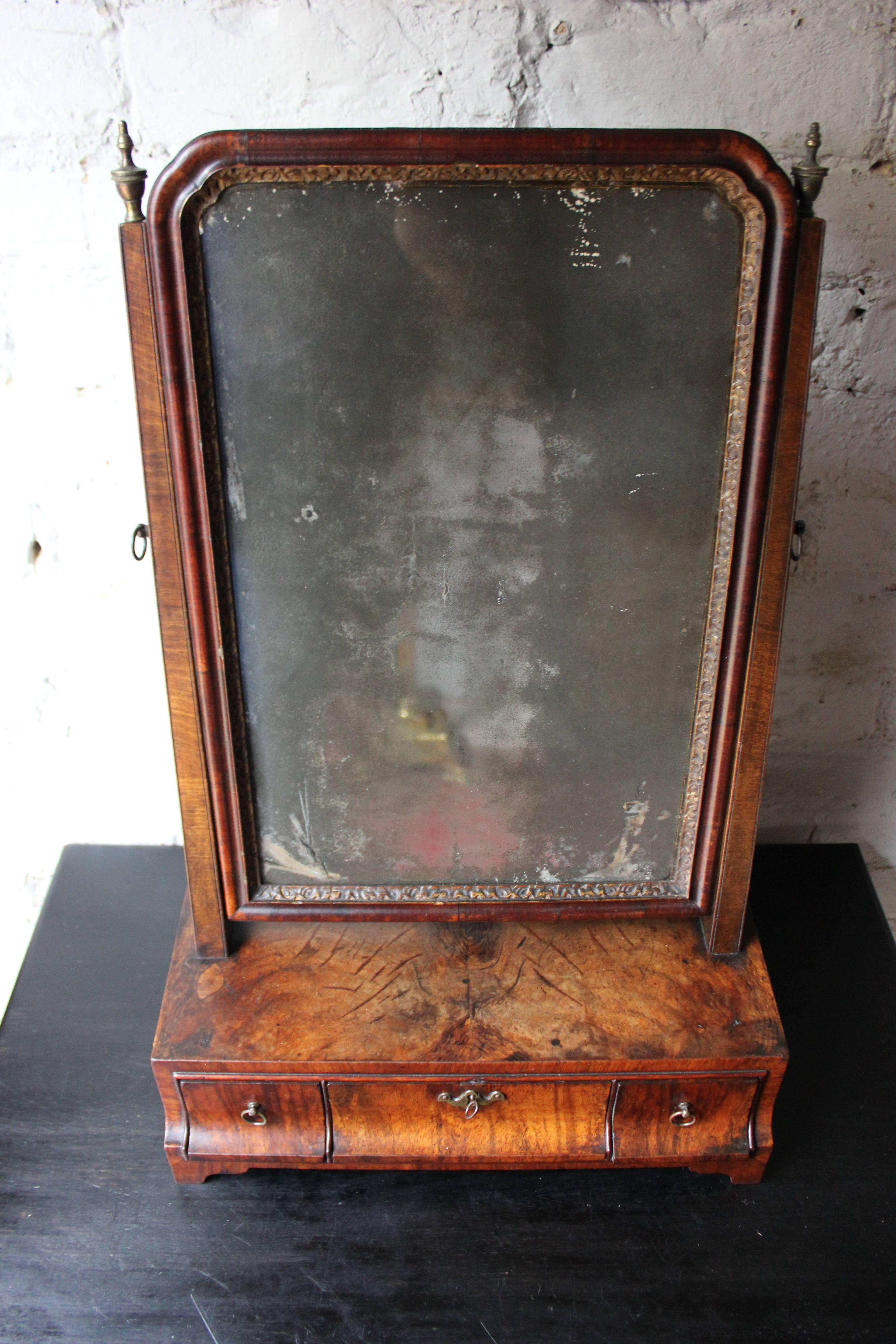 Fine George II Period Figured Walnut Three-Drawer Dressing Mirror, circa 1730 For Sale 3
