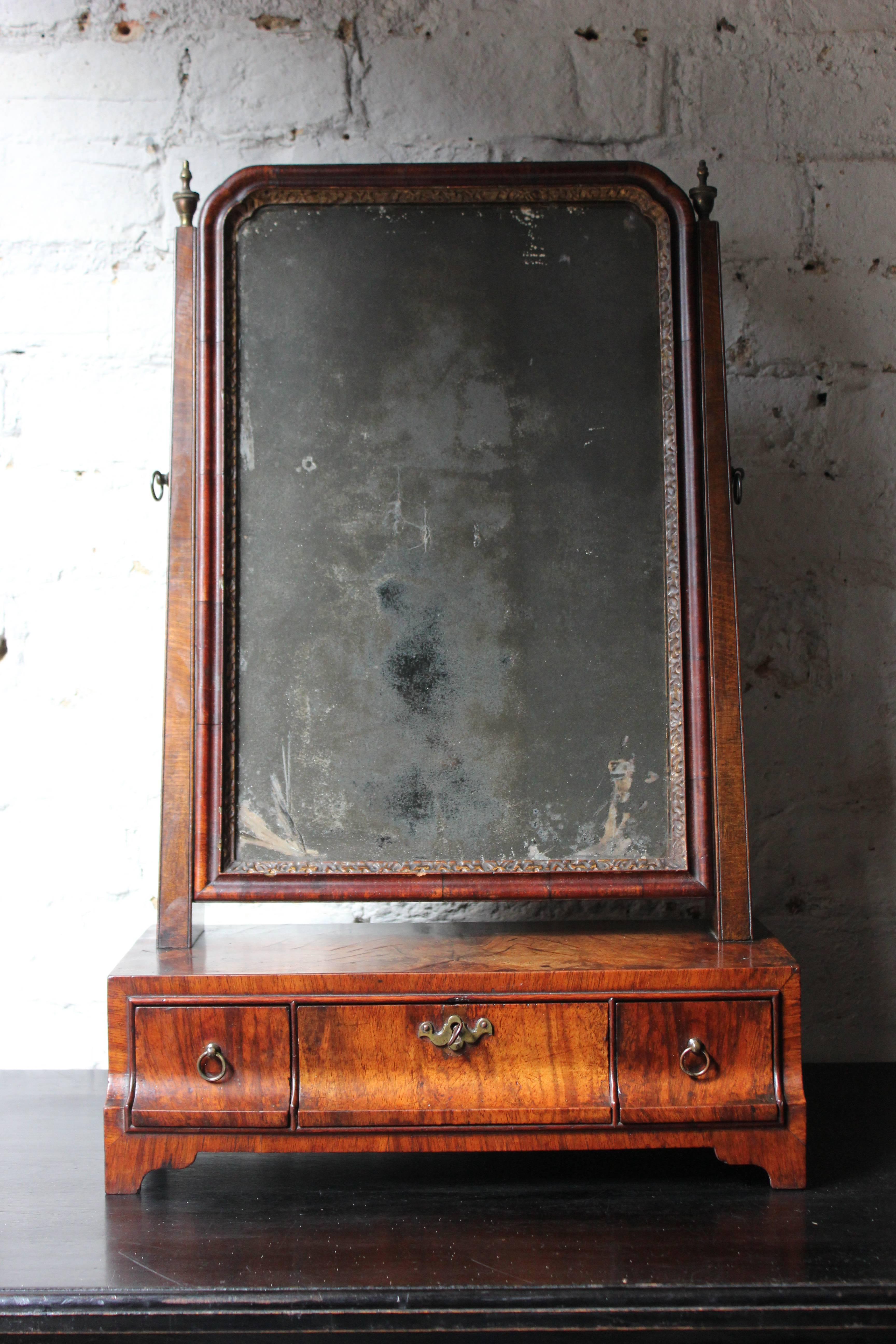 Fine George II Period Figured Walnut Three-Drawer Dressing Mirror, circa 1730 For Sale 4