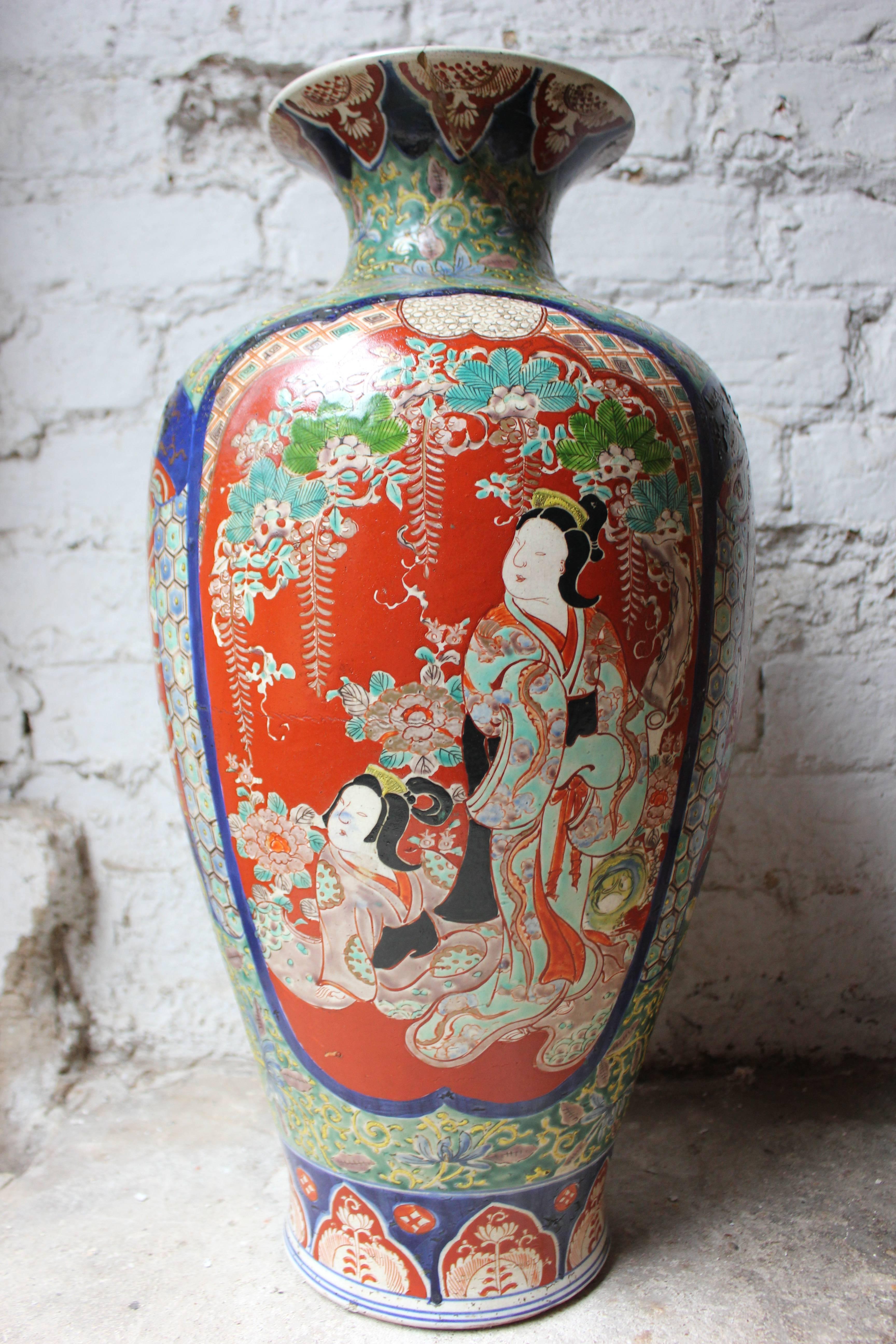 Large Mid-18th Century Japanese Porcelain Kutani Vase, circa 1740 In Fair Condition In Bedford, Bedfordshire