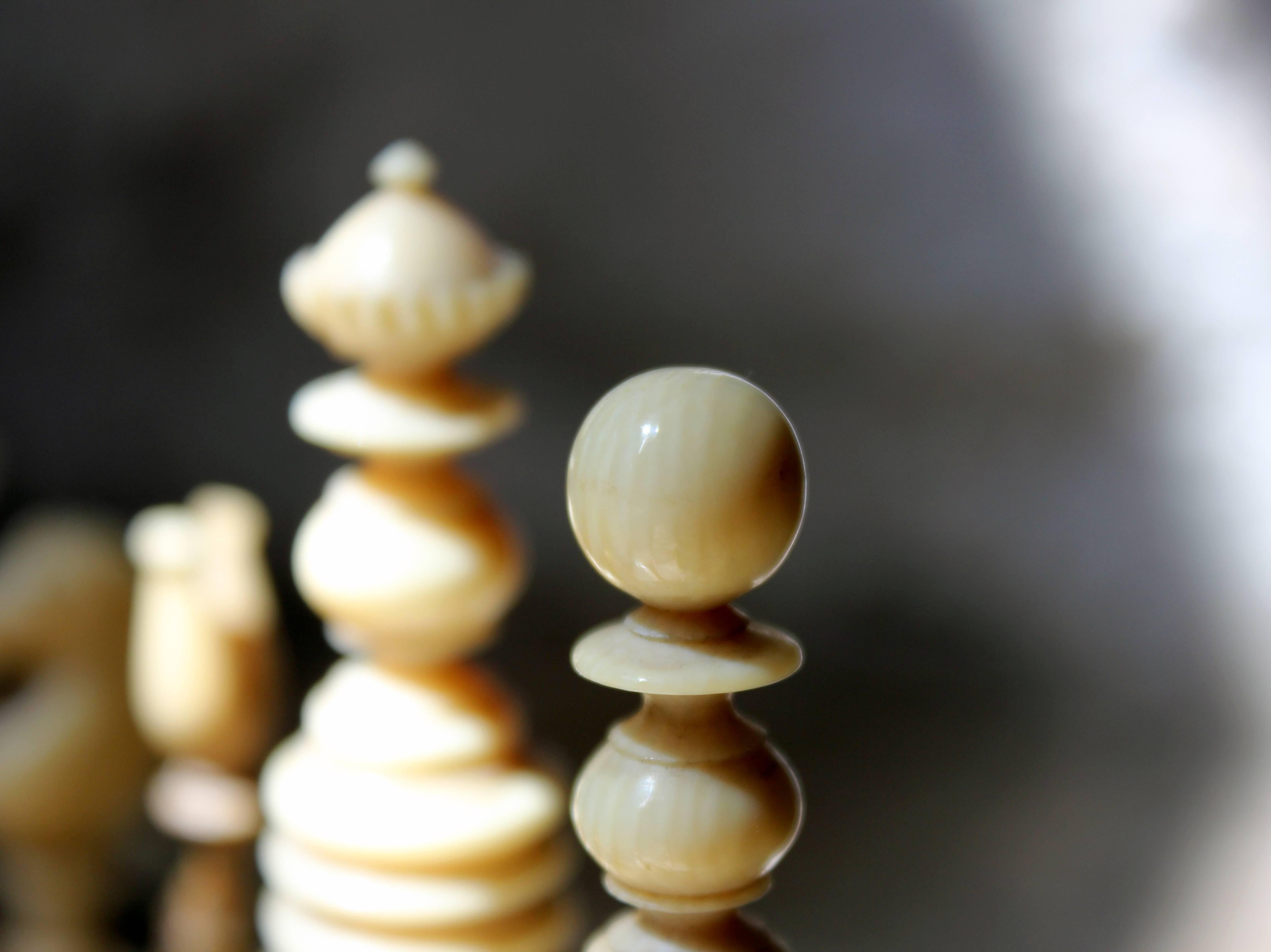 19th Century Good English ‘Washington’ Pattern Turned Ivory Chess Set, circa 1800-1820