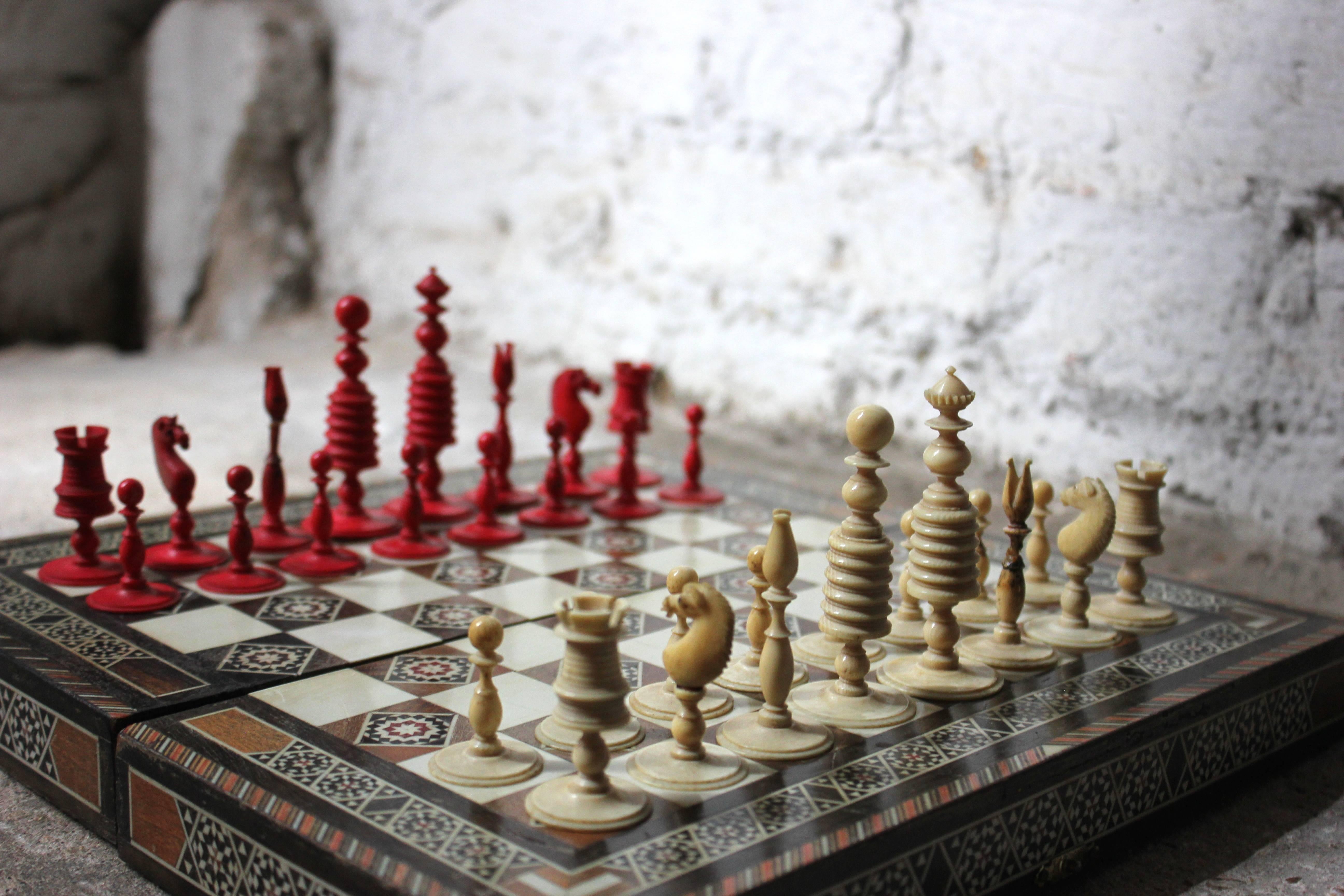 Good English ‘Washington’ Pattern Turned Ivory Chess Set, circa 1800-1820 2
