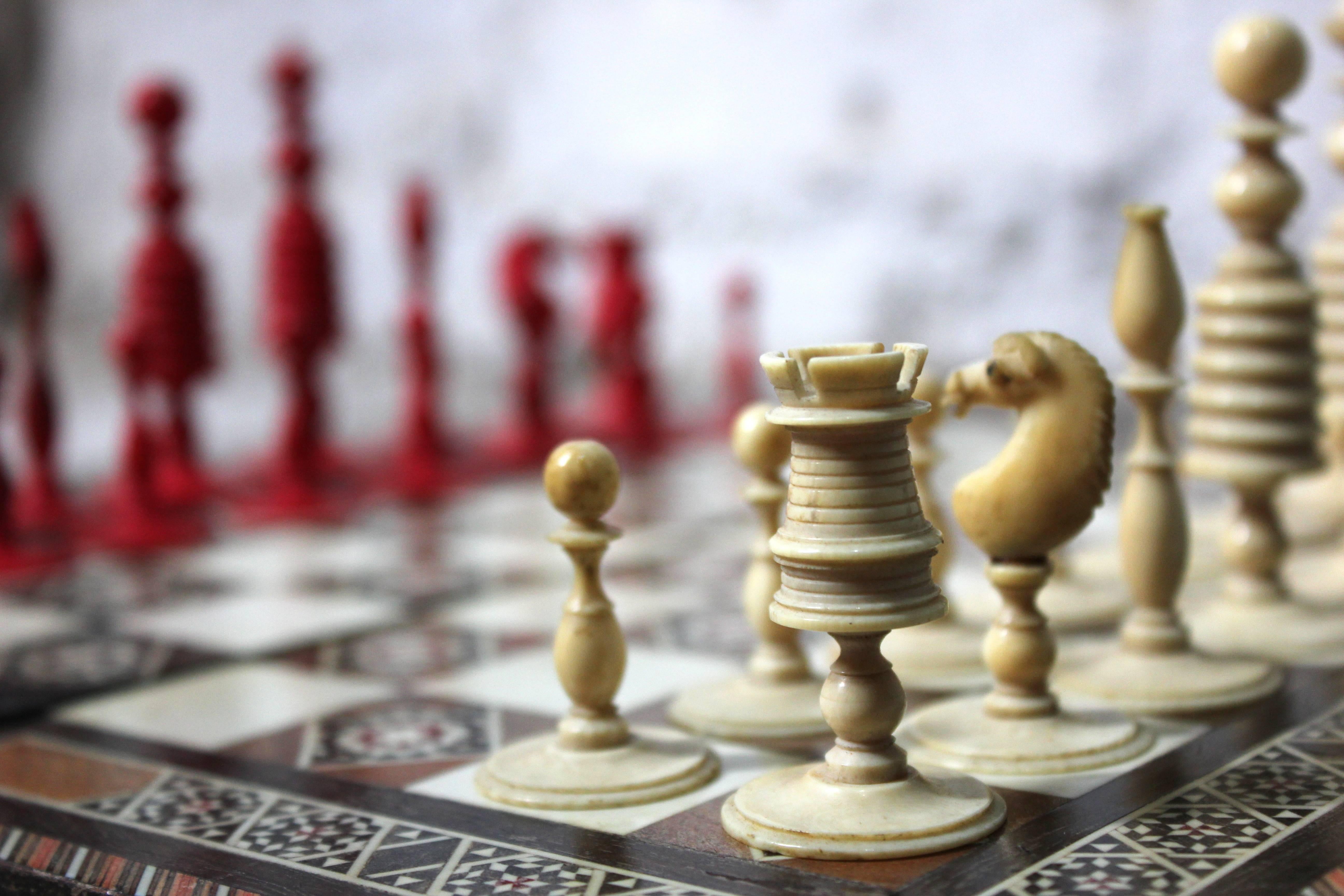 Good English ‘Washington’ Pattern Turned Ivory Chess Set, circa 1800-1820 3