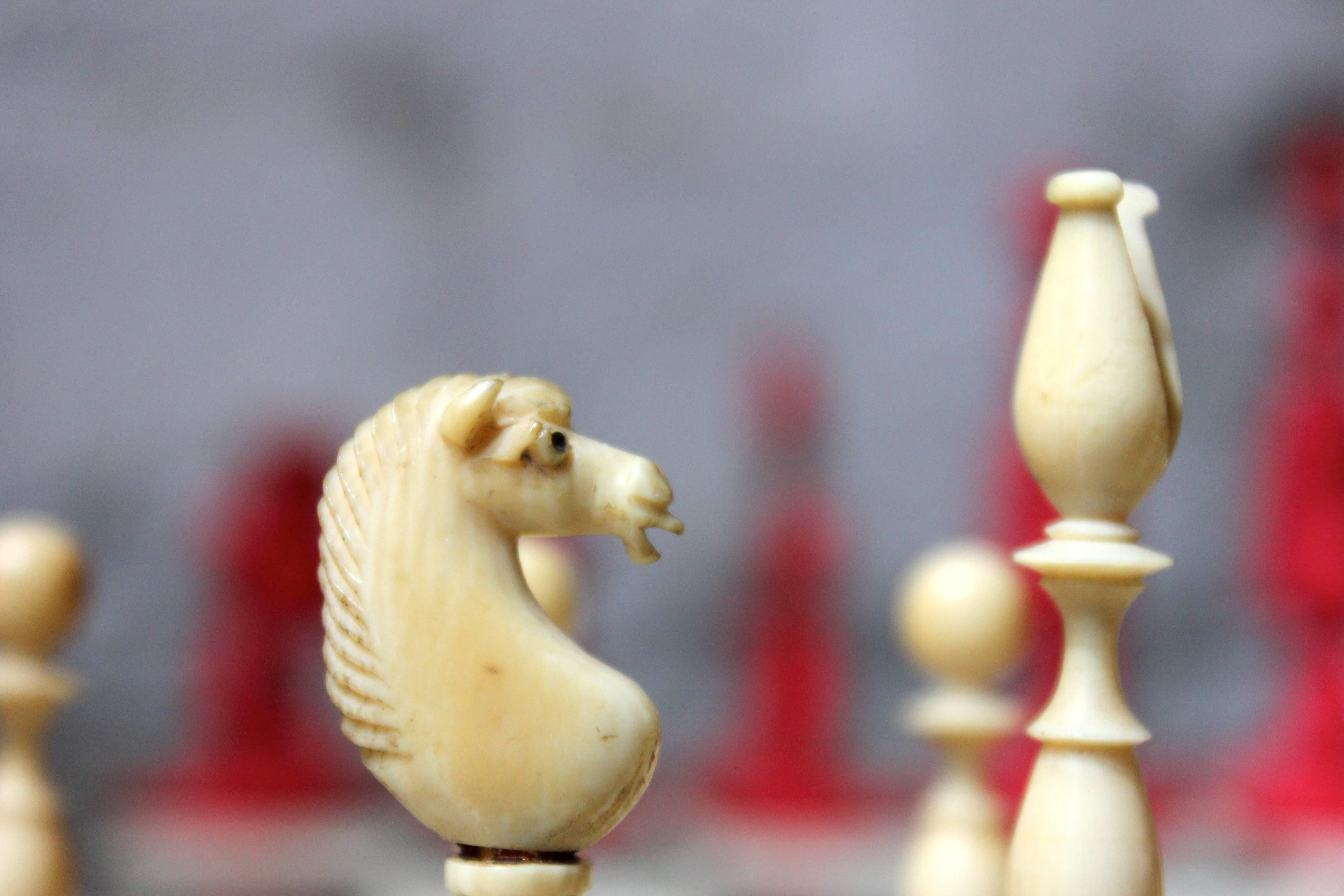 Good English ‘Washington’ Pattern Turned Ivory Chess Set, circa 1800-1820 4