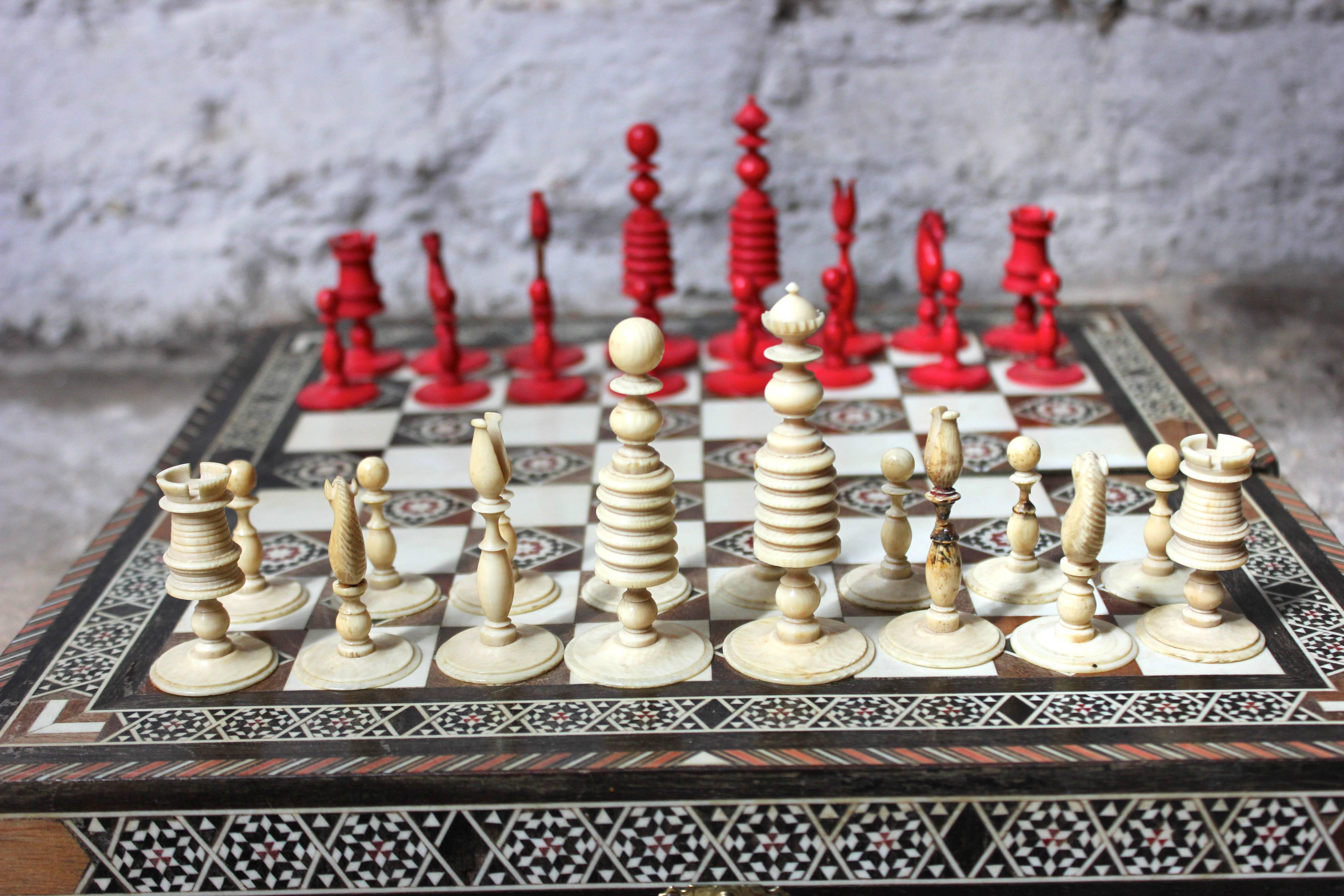 The English ivory chess set in the ‘Washington’ pattern, one side stained red, the other side remaining natural, the kings with 