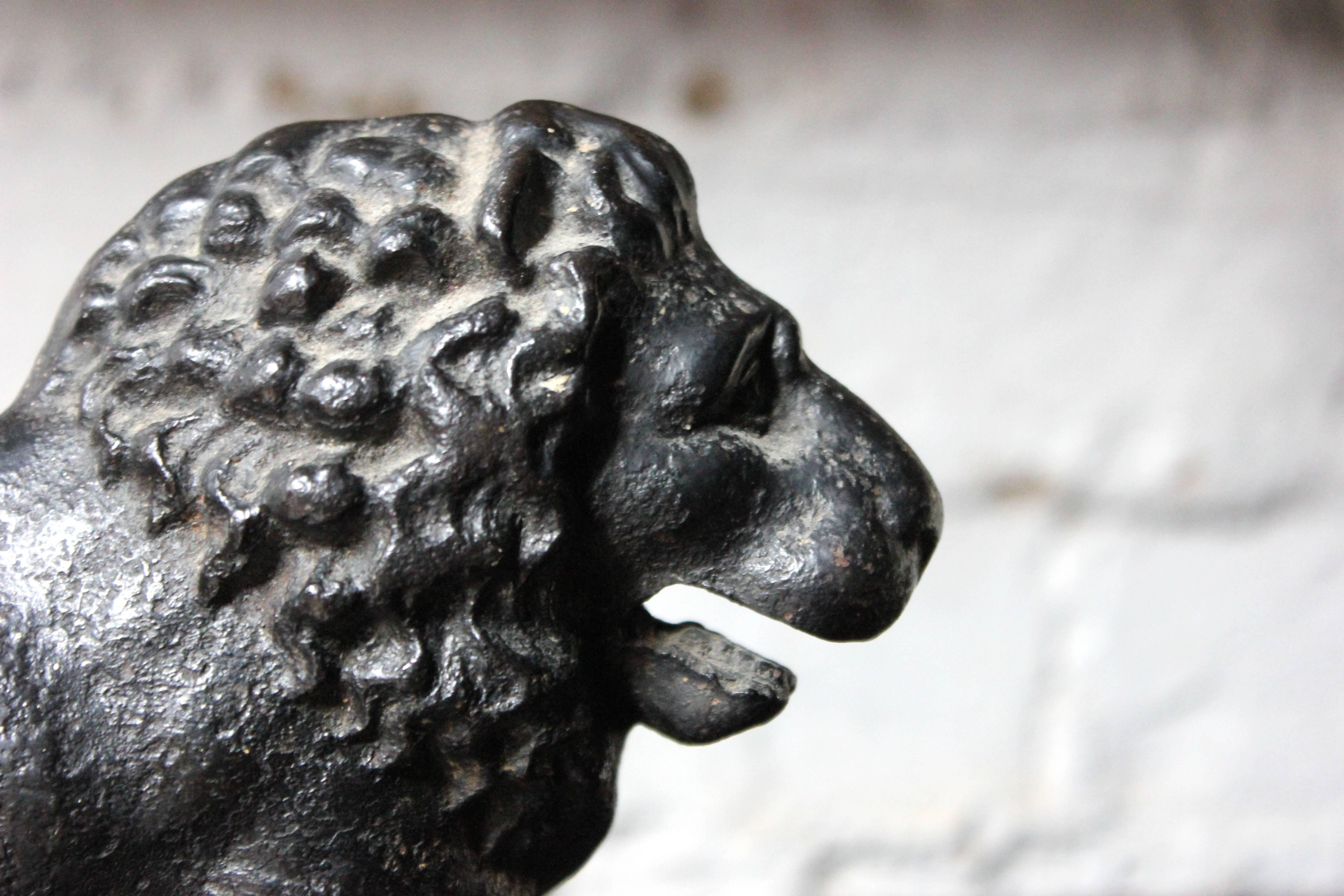 Regency Cast Iron Door Porter in the Form of the Medici Lion, circa 1820-1830 In Excellent Condition In Bedford, Bedfordshire