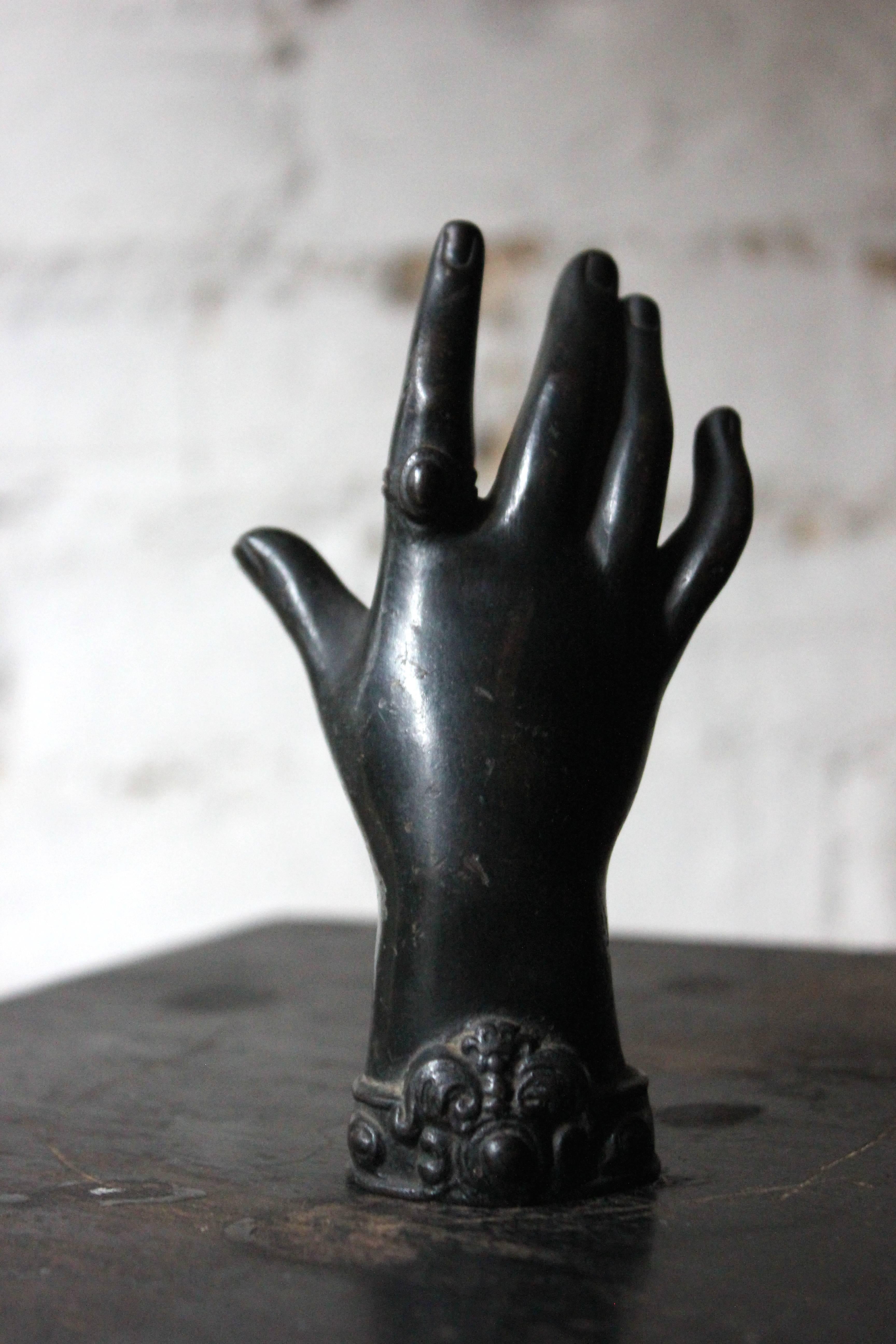 Victorian Dark Patinated Cast Iron Paperweight in the Form of a Ladies Hand In Good Condition In Bedford, Bedfordshire