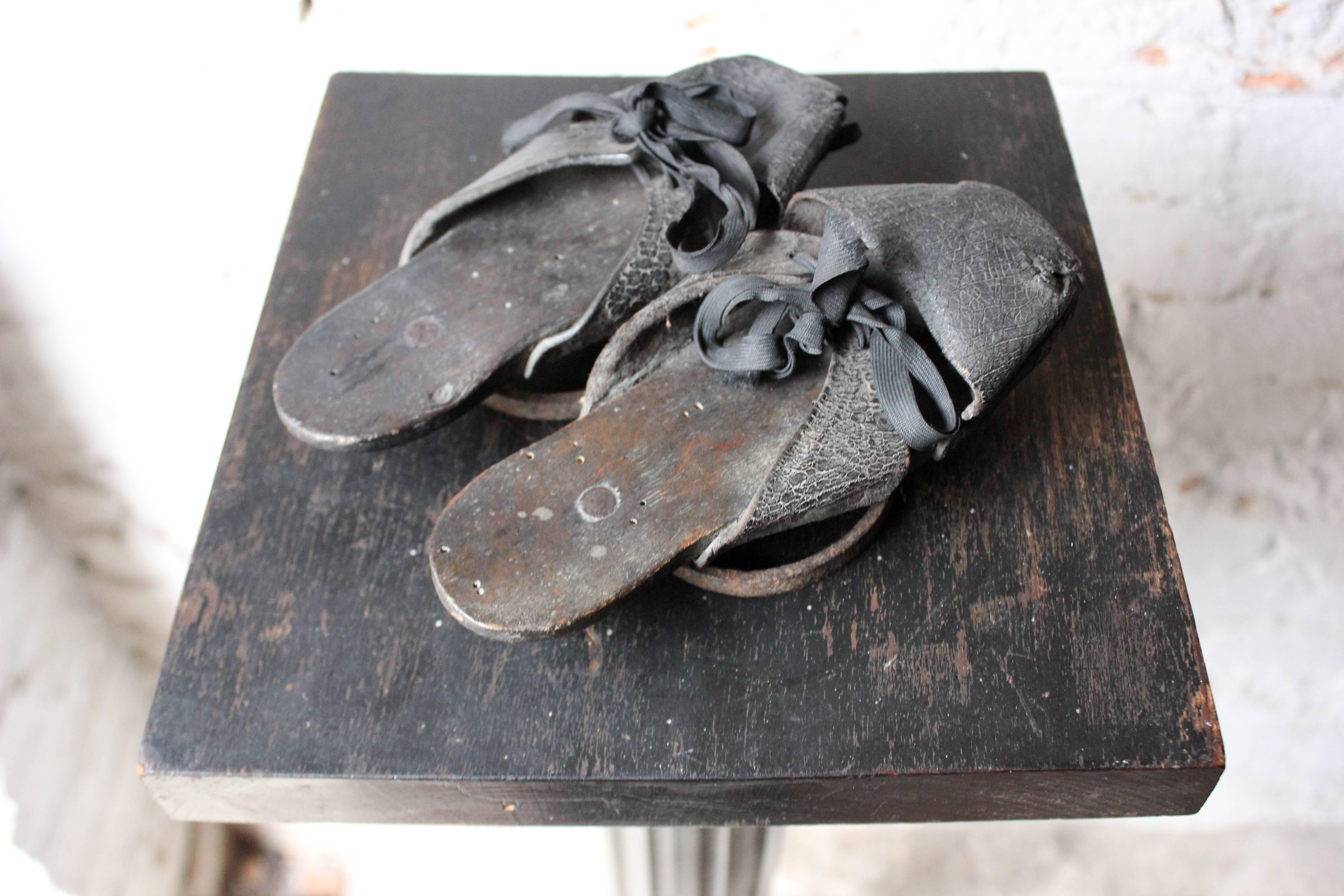 Rare Pair of Early Children’s Leather and Iron Shod Pattens or Overshoes In Good Condition In Bedford, Bedfordshire