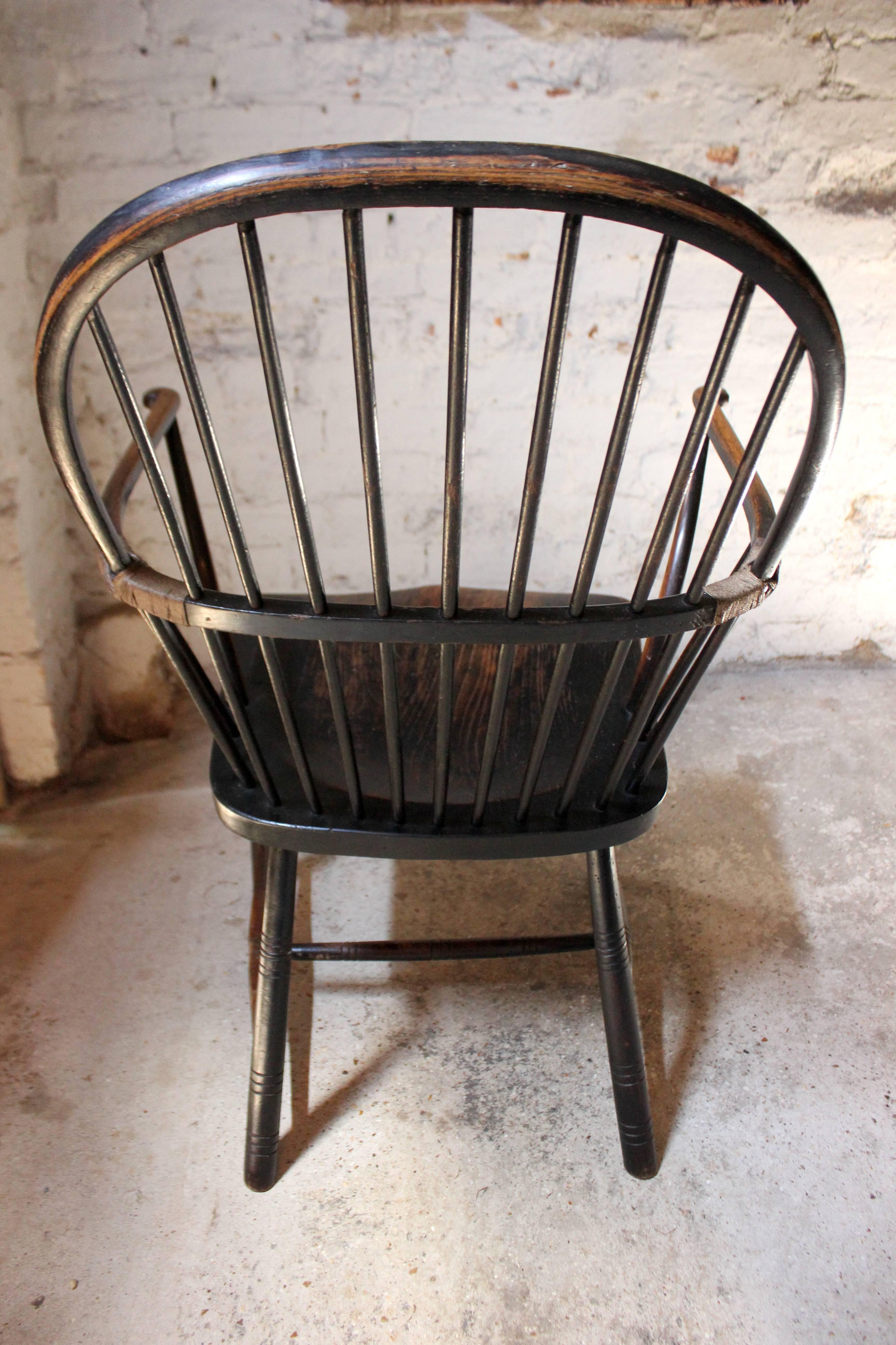 Very Good Black Painted English Bow-Back Windsor Armchair, circa 1820-1830 In Good Condition In Bedford, Bedfordshire