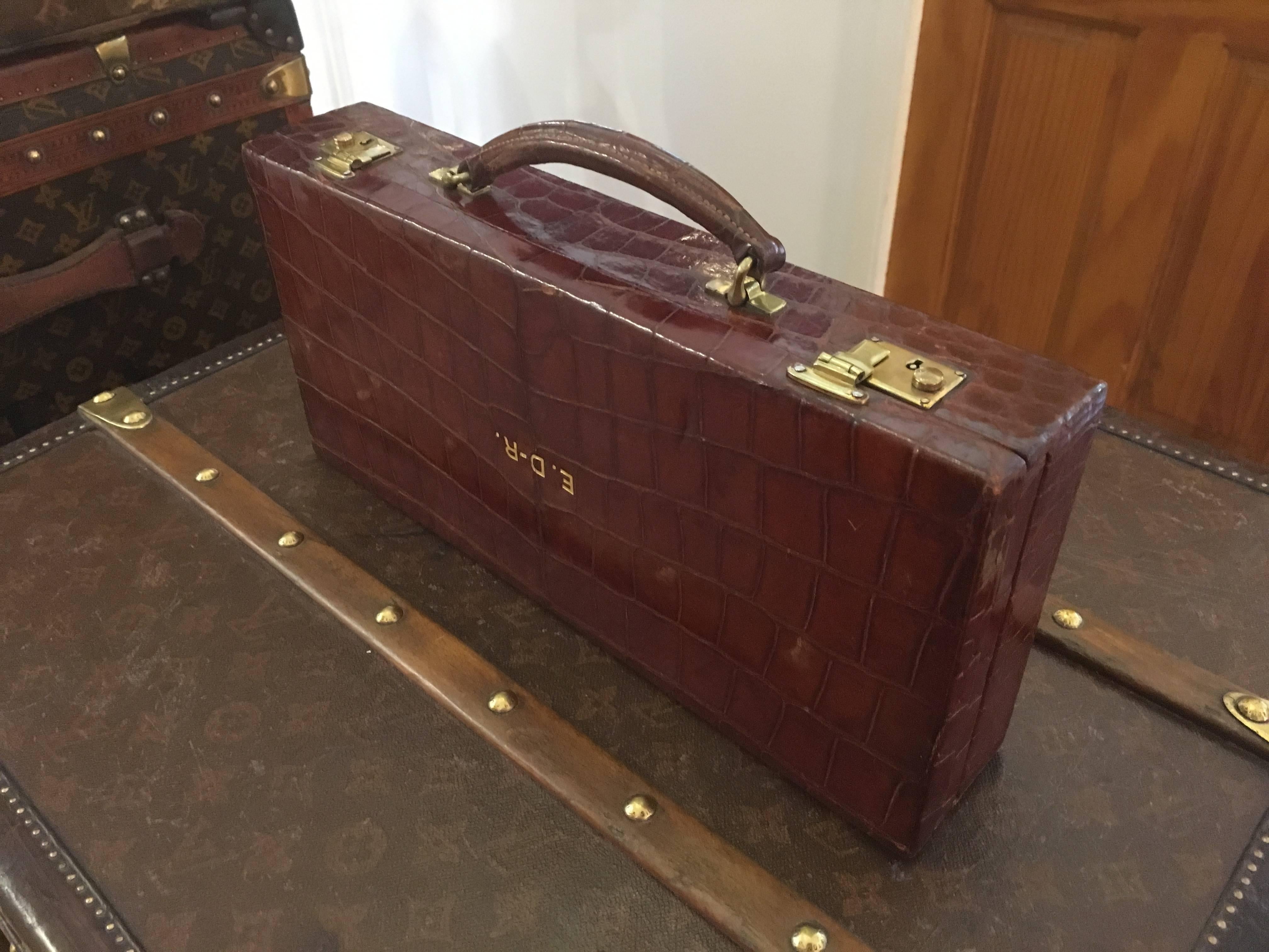 Edwardian Asprey & Co. Crocodile Skin Cantilever Travelling Jewelery Box In Excellent Condition For Sale In London, GB