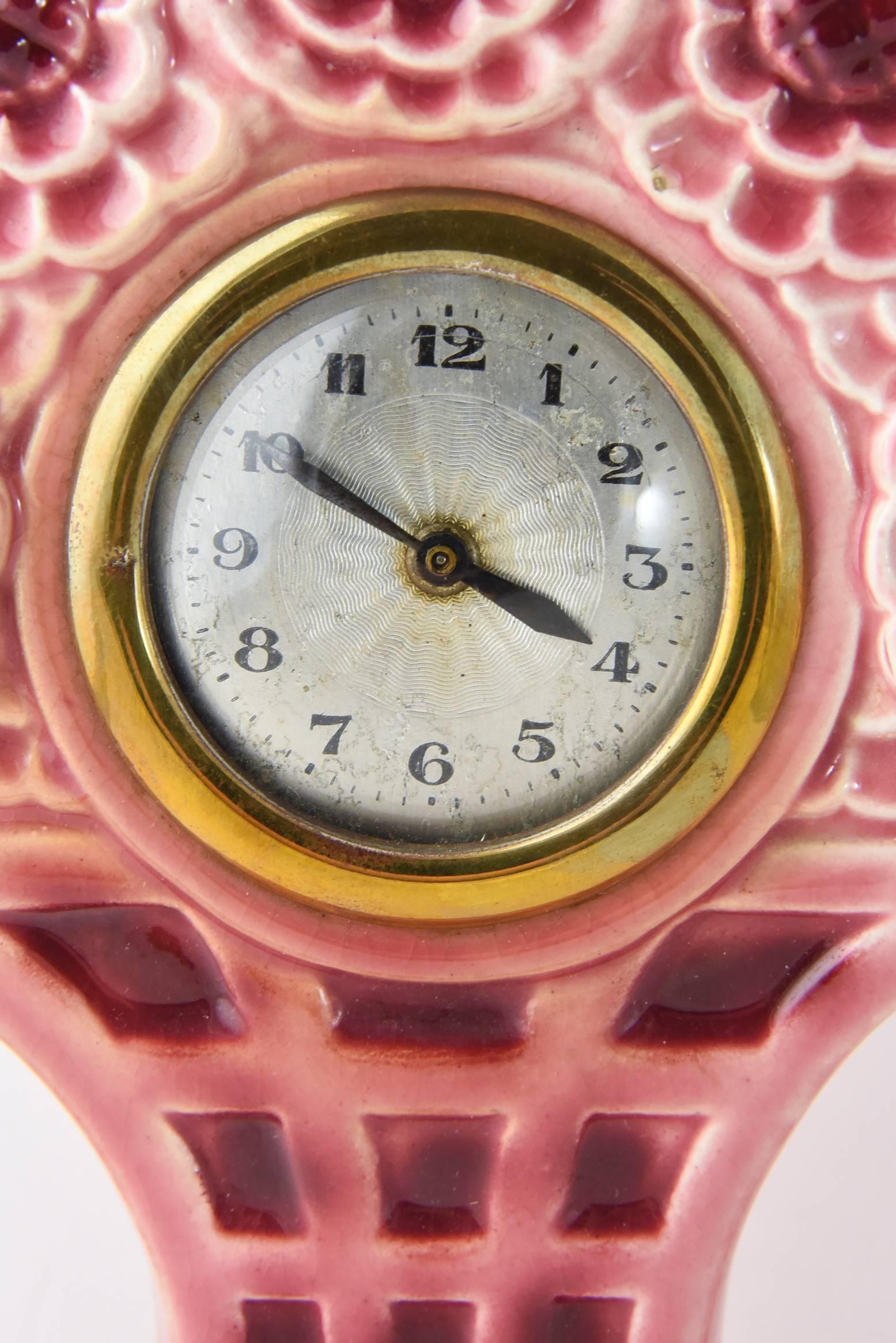 Ensemble d'horloge de cheminée et de garnitures Art Nouveau en majolique à motifs floraux en vente 1