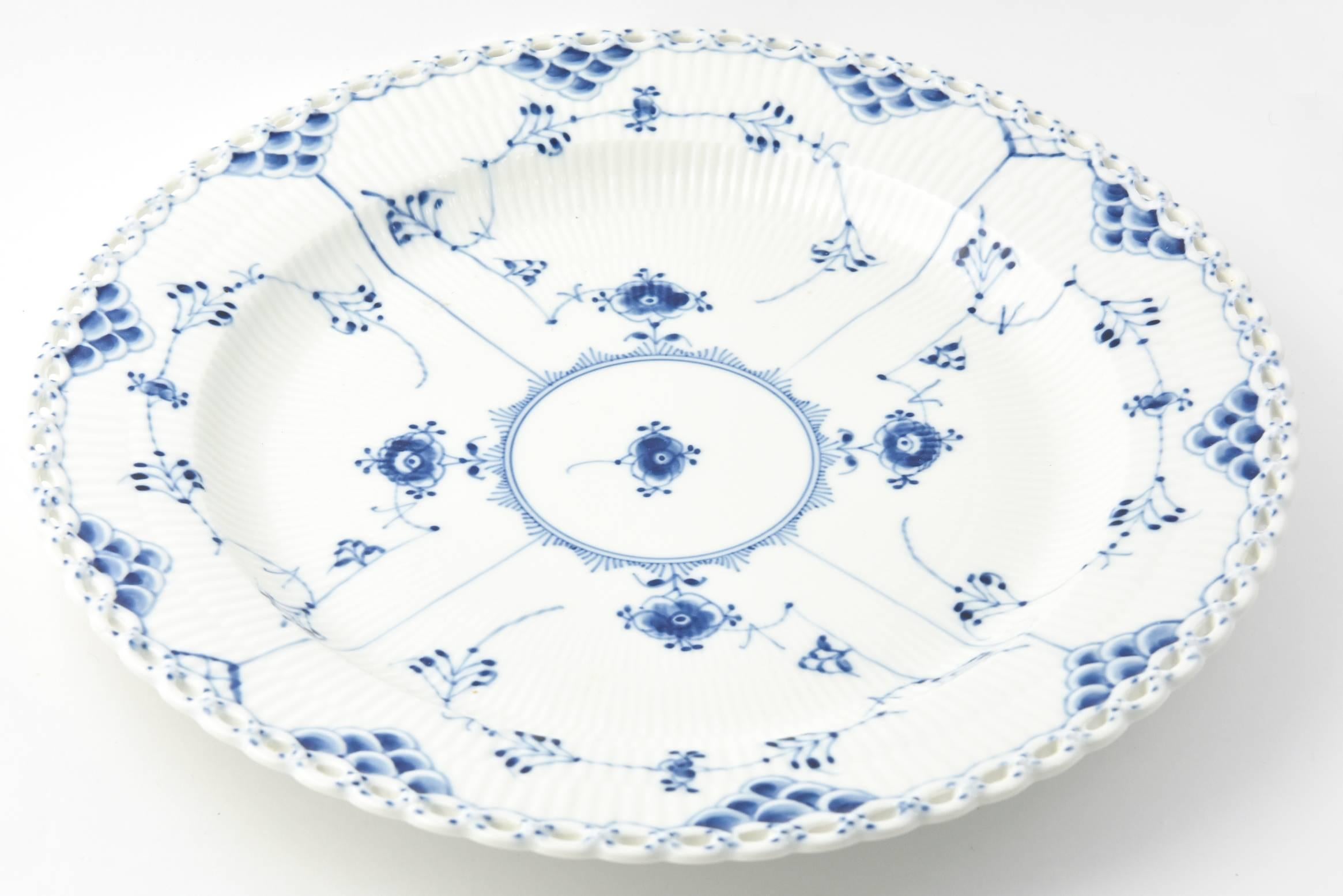 Large Royal Copenhagen Blue and White Fluted Lace Pattern Floral Platter In Excellent Condition In Miami Beach, FL