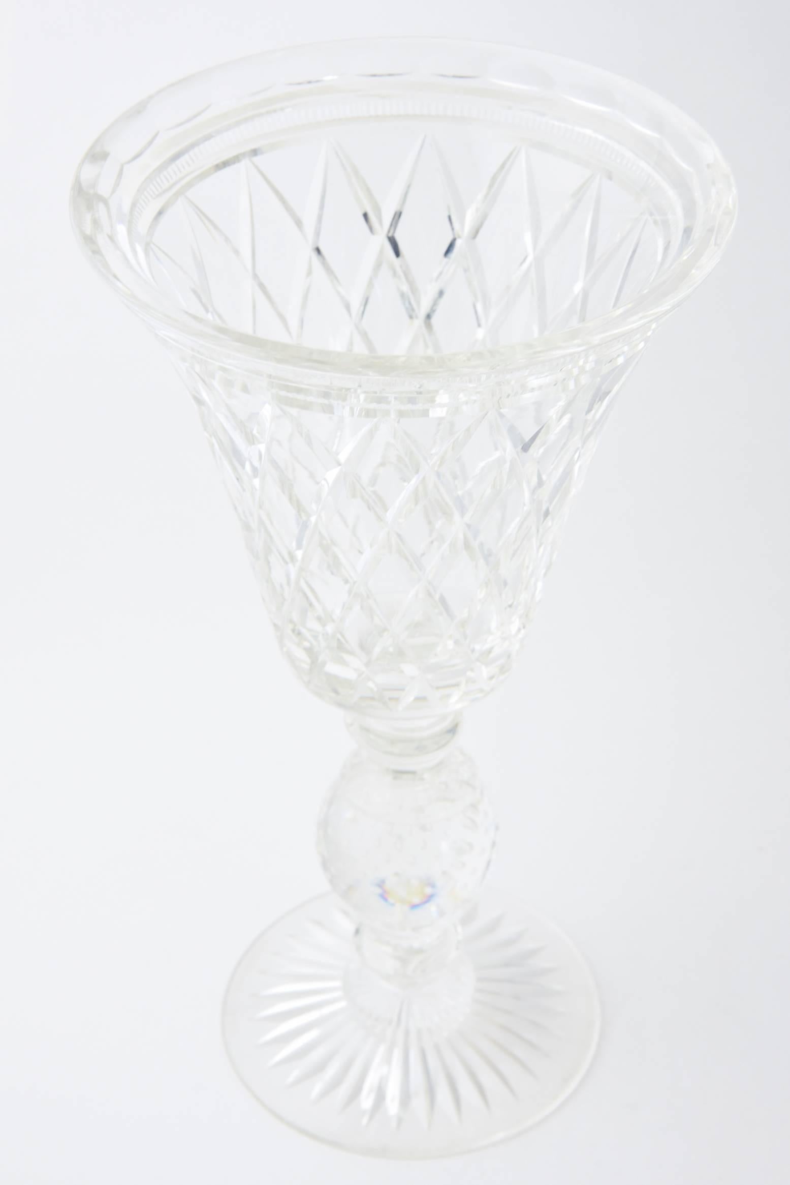 Grand vase en forme de calice en verre taillé Pairpoint, datant du milieu du 20ème siècle Excellent état - En vente à Miami Beach, FL