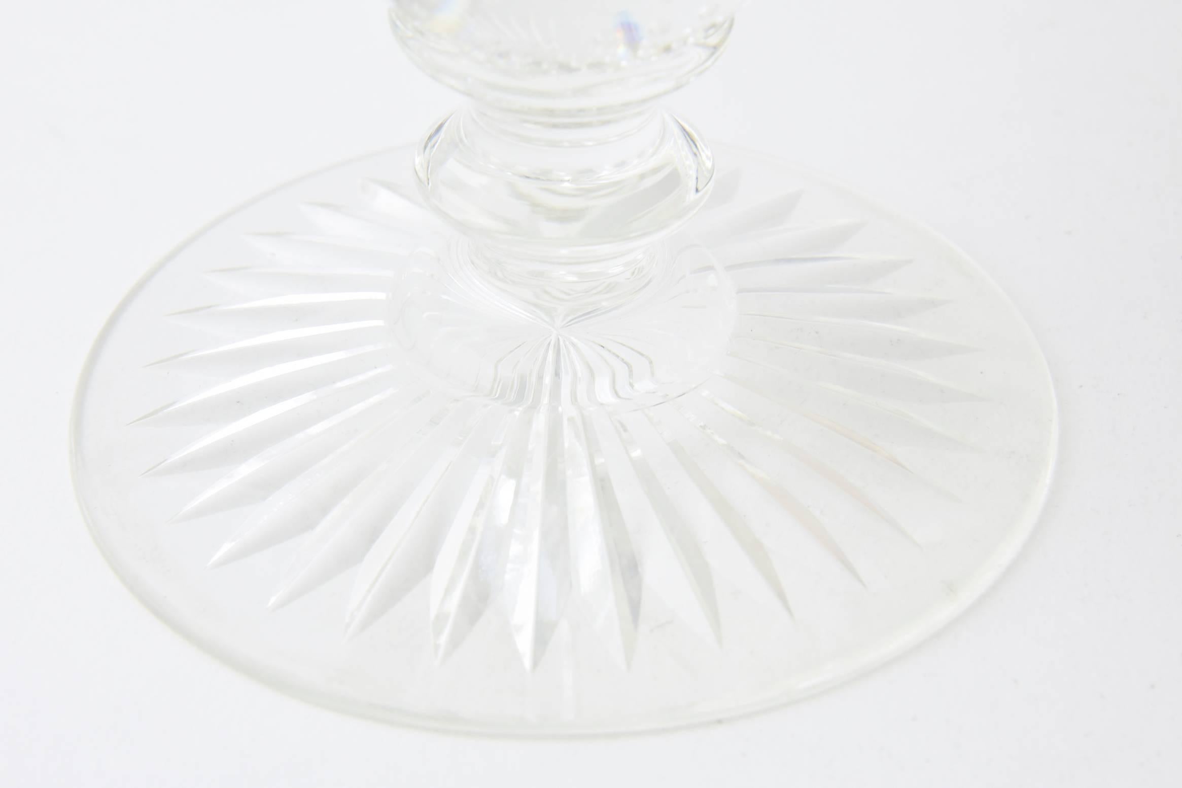 Vase en forme de calice à deux pointes présentant un profond motif géométrique hachuré ainsi que la base à bulles contrôlées caractéristique de la société. Date des années 1930-1950 environ. Pas de marque de fabricant.