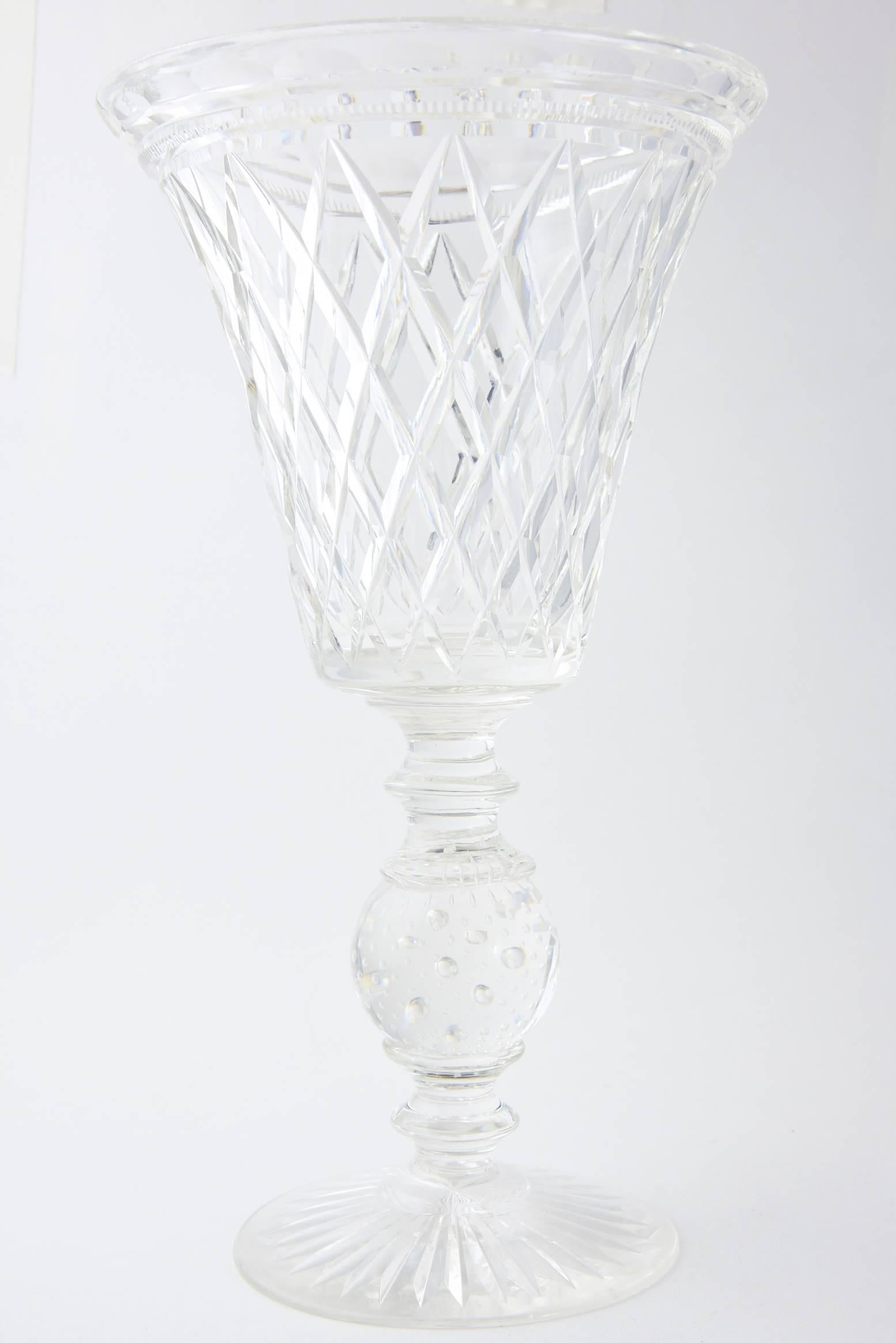 Grand vase en forme de calice en verre taillé Pairpoint, datant du milieu du 20ème siècle en vente 2