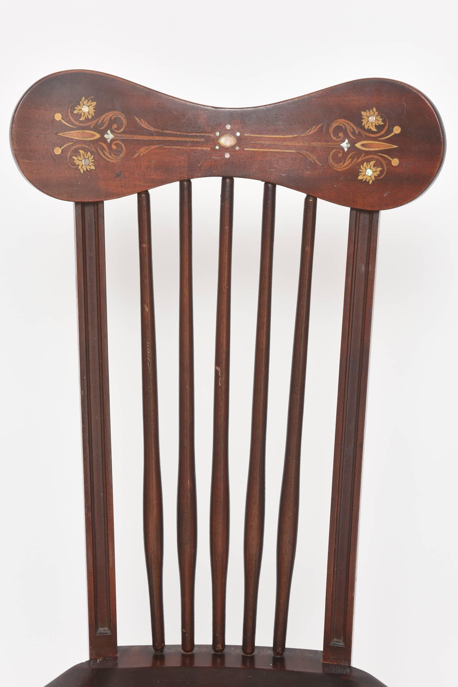 Marqueterie Ancienne chaise d'appoint Windsor incrustée de nacre avec dossier en fuseau et assise en selle