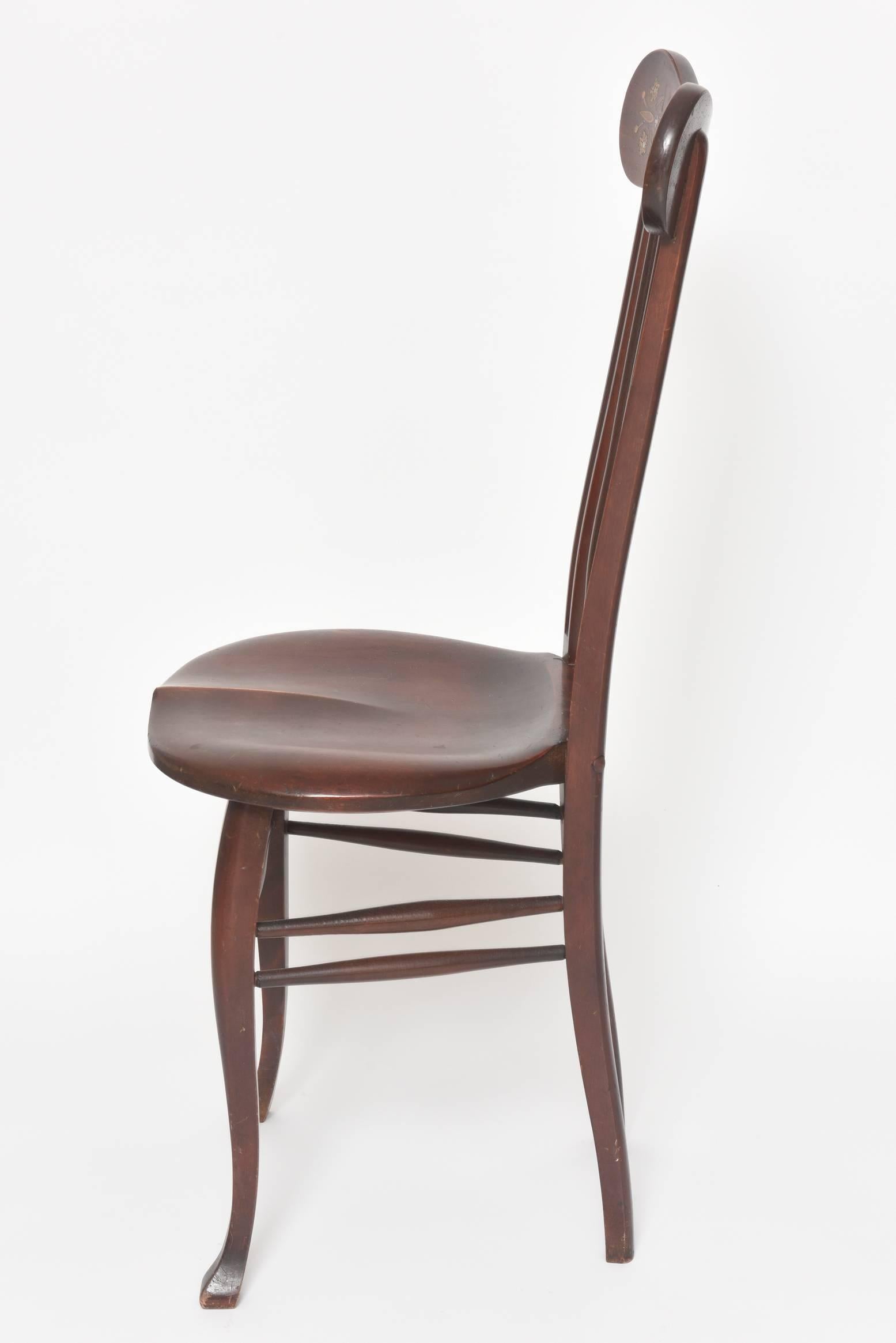 Bois Ancienne chaise d'appoint Windsor incrustée de nacre avec dossier en fuseau et assise en selle