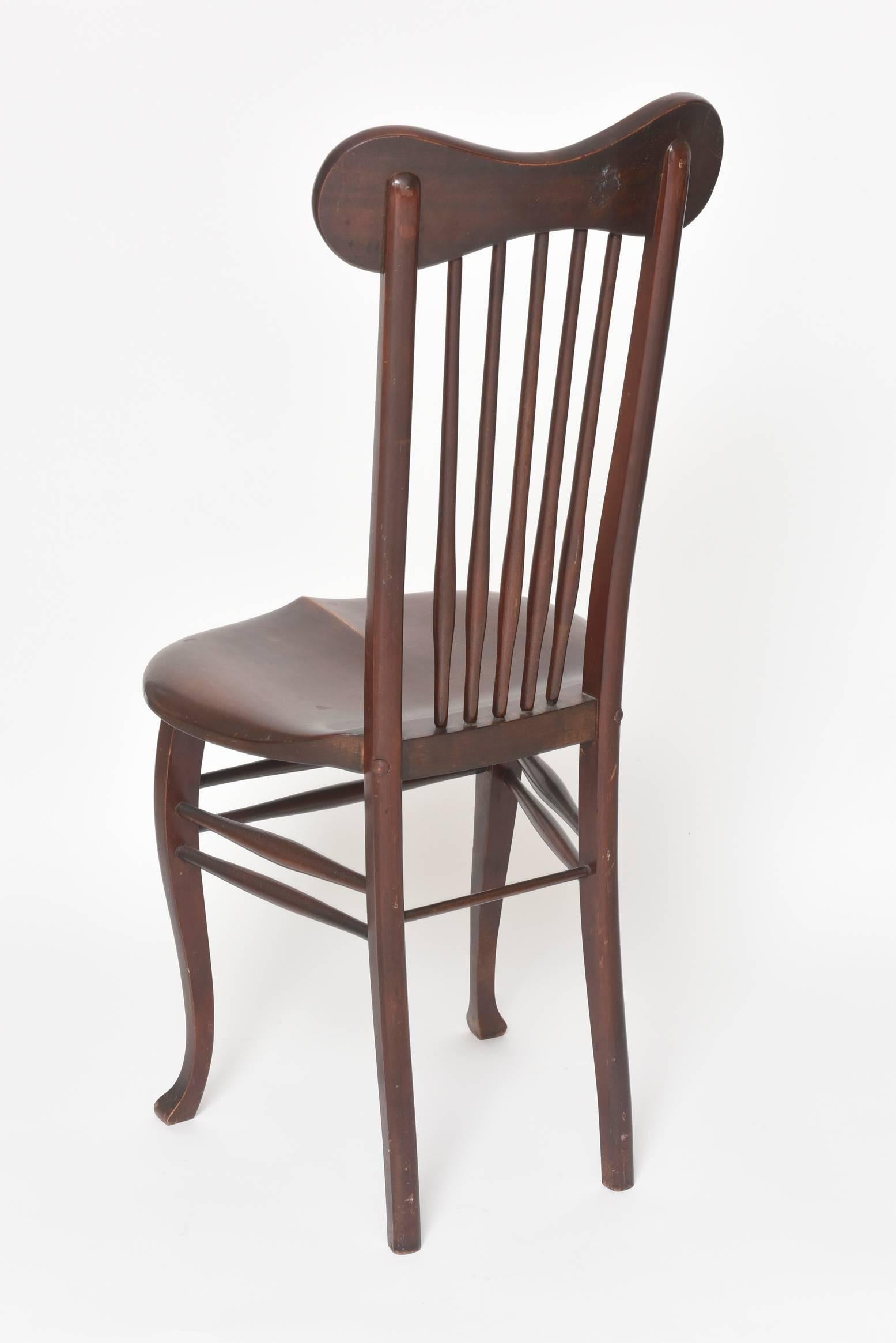 Ancienne chaise d'appoint Windsor incrustée de nacre avec dossier en fuseau et assise en selle 1