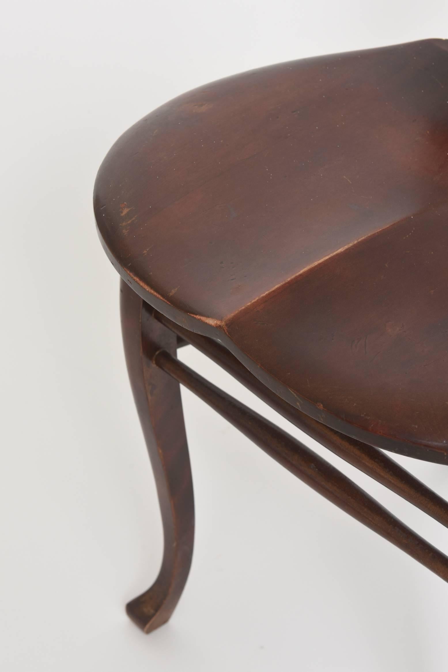 Ancienne chaise d'appoint Windsor incrustée de nacre avec dossier en fuseau et assise en selle 3