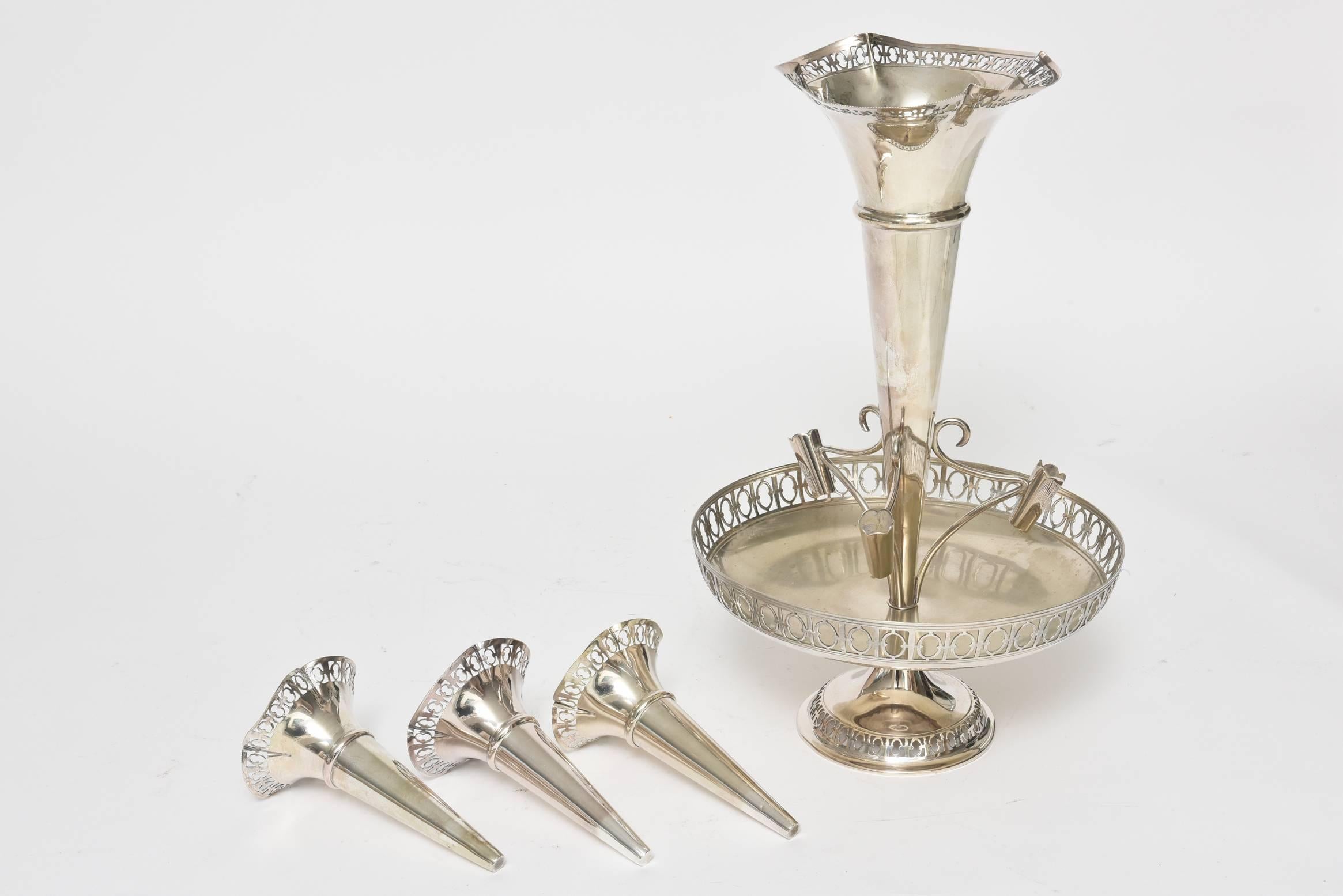 Englischer englischer versilberter Epergne-Tafelaufsatz mit vier Trompeten und Korbsockel (Metallarbeit) im Angebot