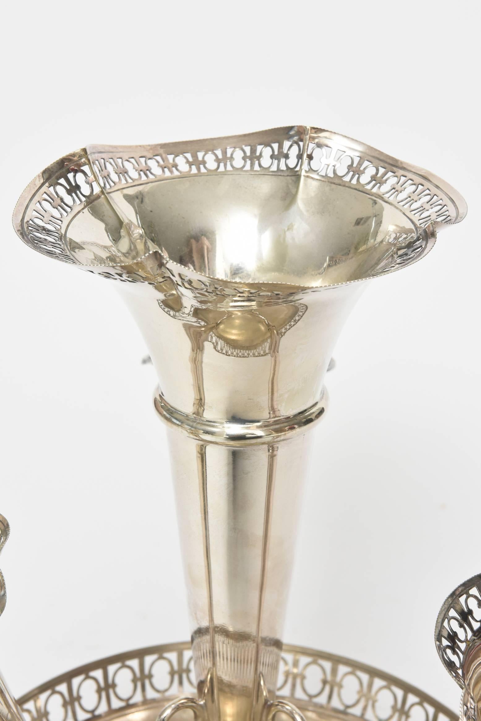 Englischer englischer versilberter Epergne-Tafelaufsatz mit vier Trompeten und Korbsockel (Edwardian) im Angebot