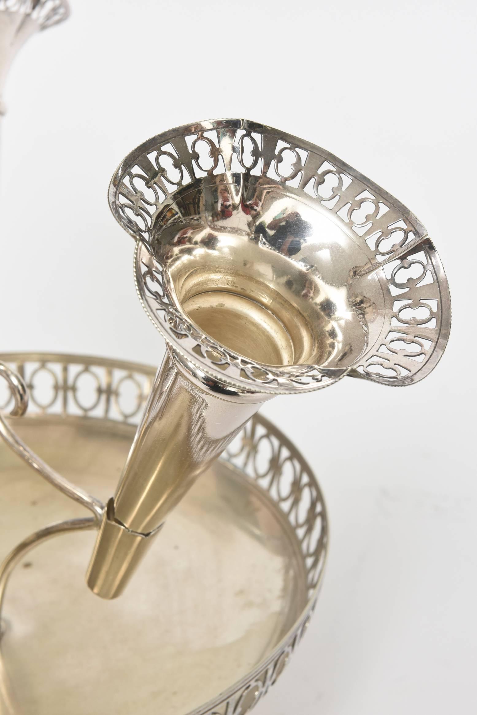 Centro de mesa Epergne de plata inglesa Cuatro trompetas con base de cesta en Bueno estado para la venta en Miami Beach, FL