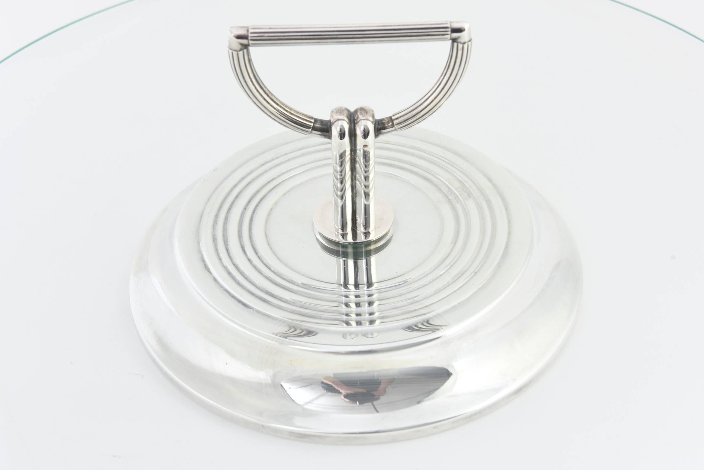 Midcentury Christofle Vibrations pattern silver plate and glass cheese / appetizers / hors d'oeuvres tray featuring a silver plate centre section on a base. The center section can be taken apart to clean.

Marked Christofle.
 