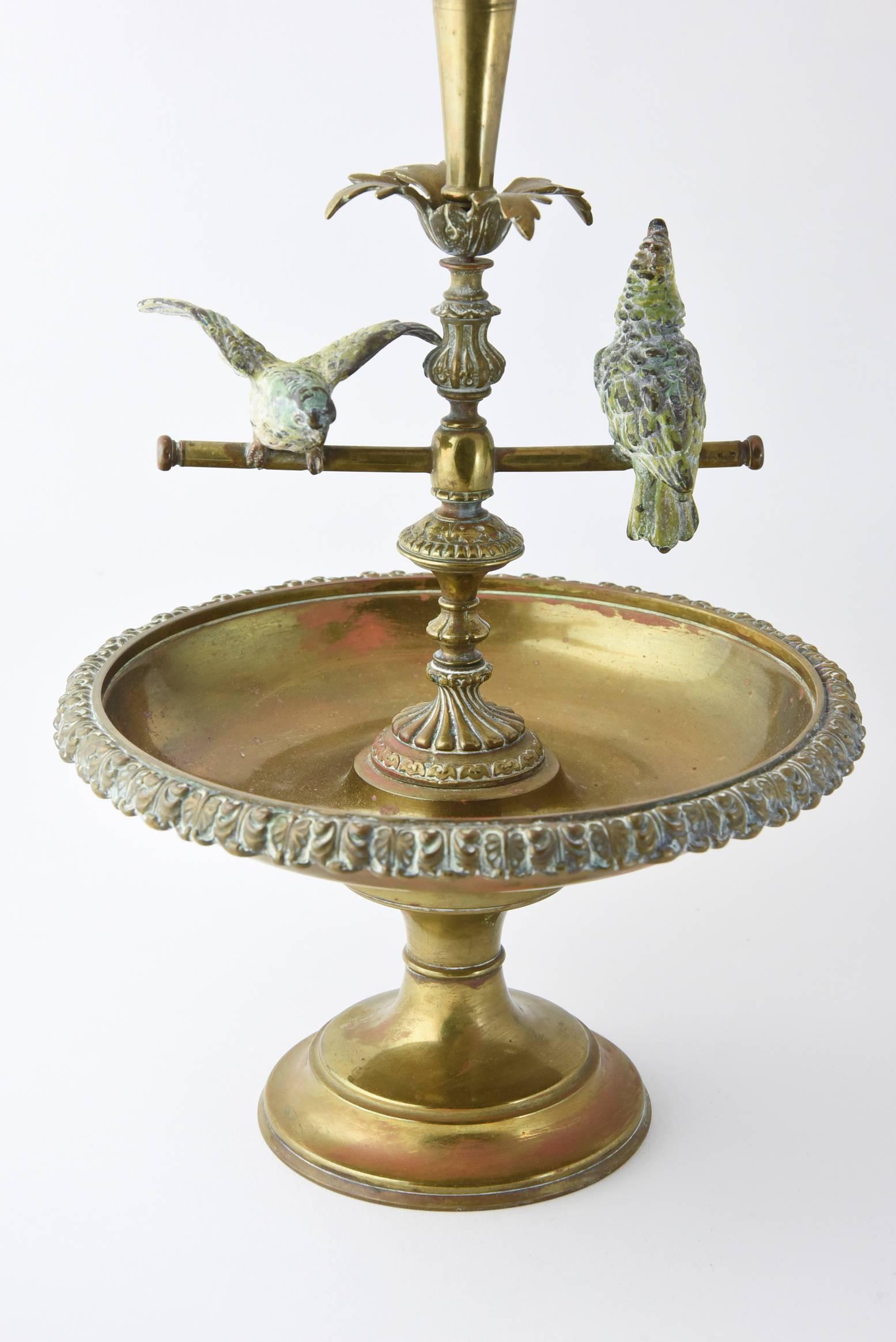 Wiener Vogel-Epergne-Tafelaufsatz mit Tulpen-Kunstglasvase aus dem frühen 20. Jahrhundert (Viktorianisch) im Angebot