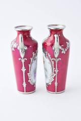 Rosafarbene antike Miniatur-Porträtvasen mit Silberverzierung, Paar