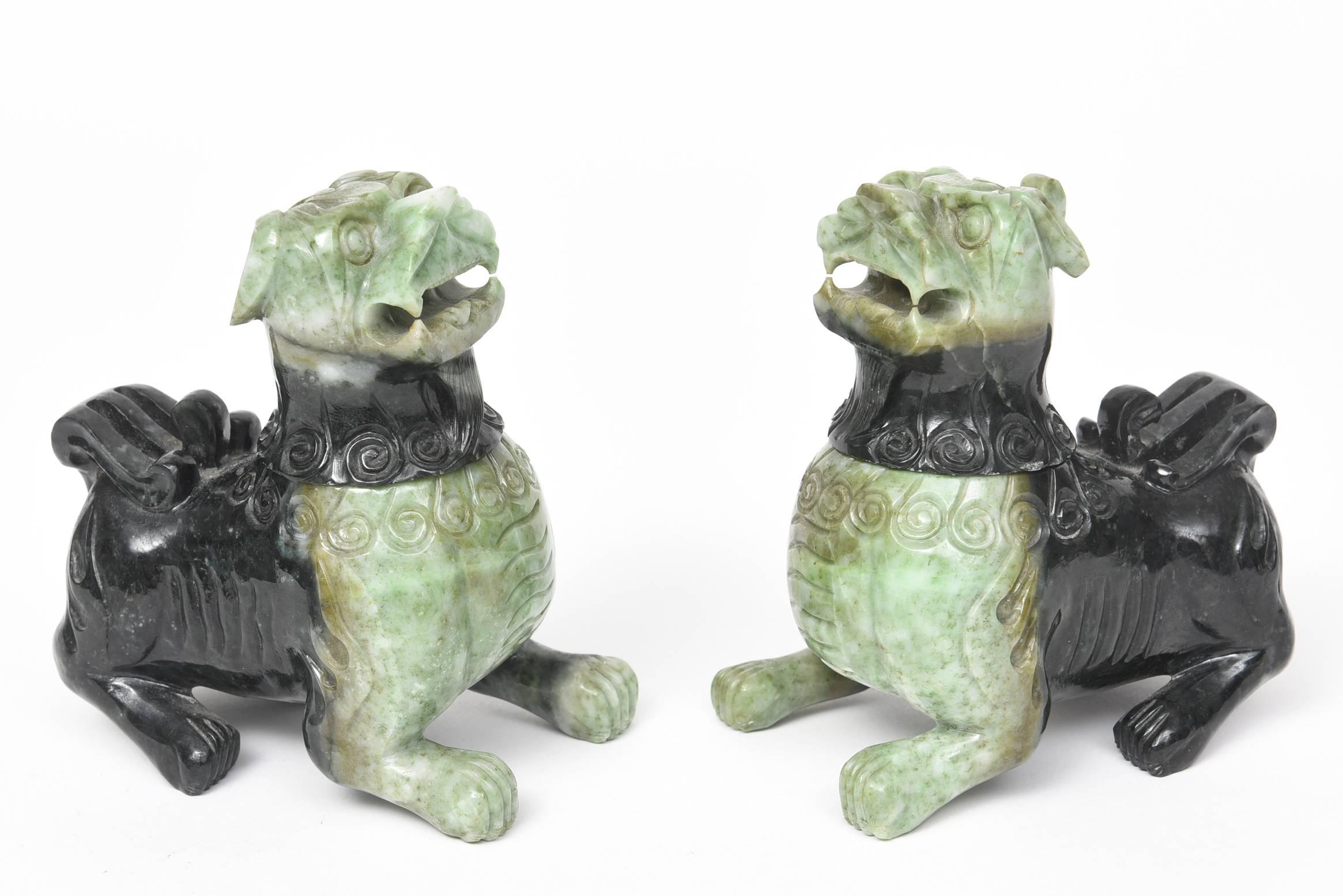 Chinois Paire de chiens Foo/Lions chinois sculptés en pierre dure verte du milieu du 20e siècle en vente