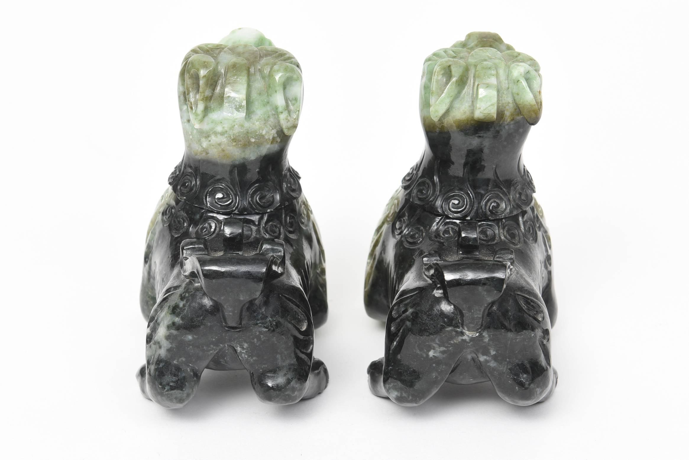 20ième siècle Paire de chiens Foo/Lions chinois sculptés en pierre dure verte du milieu du 20e siècle en vente