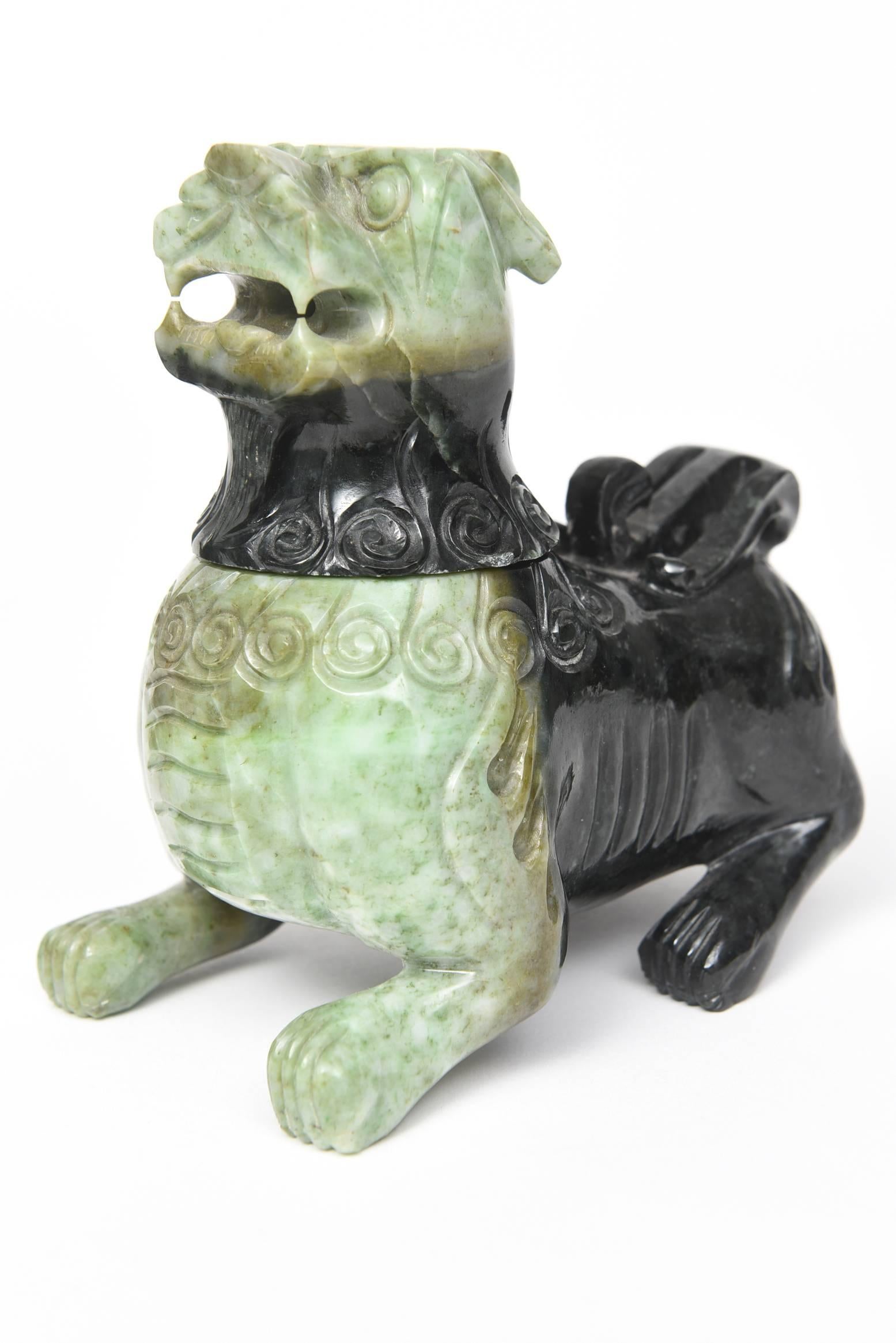 Autre Paire de chiens Foo/Lions chinois sculptés en pierre dure verte du milieu du 20e siècle en vente