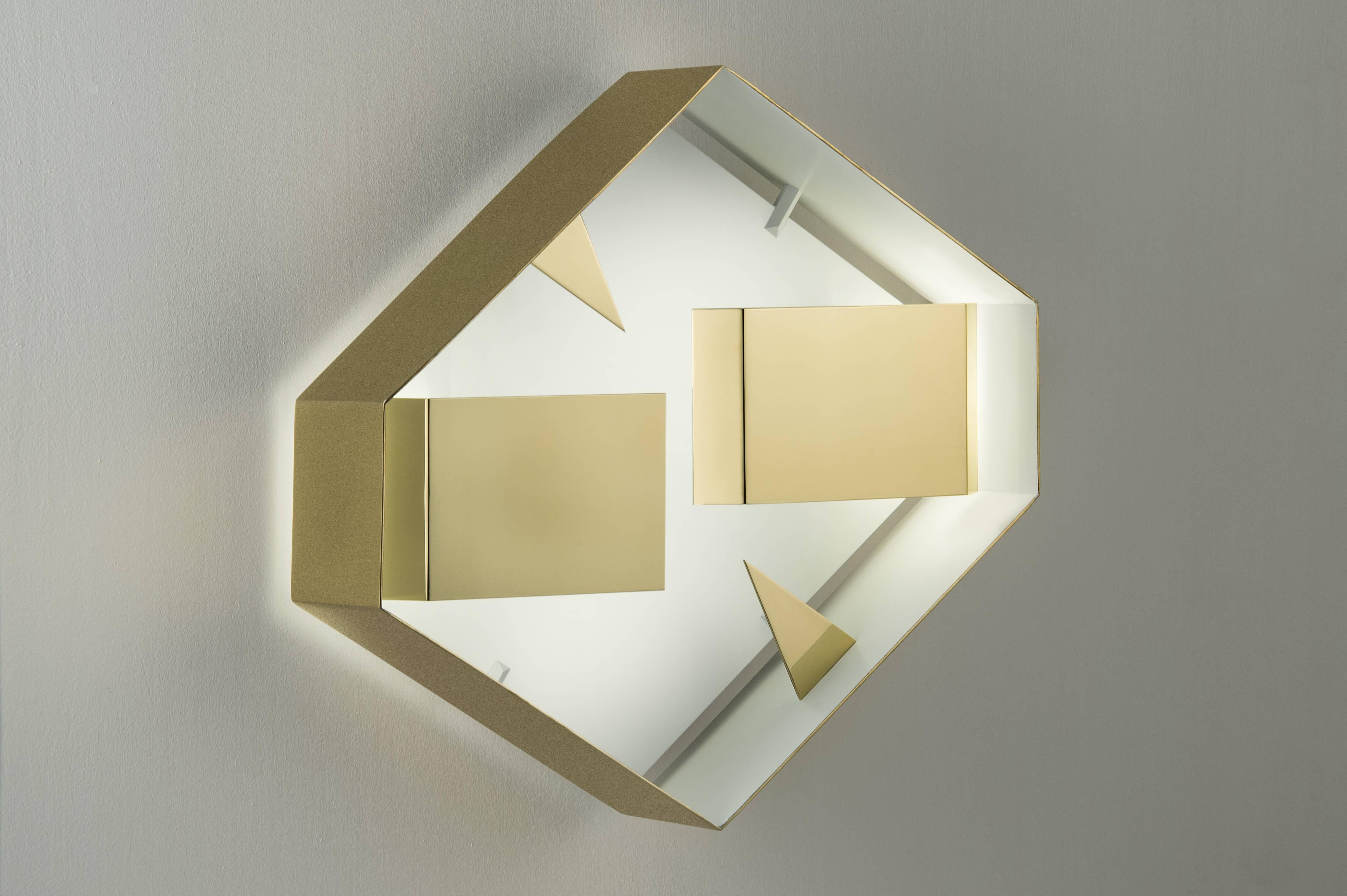 Gio Ponti used to say that his Quadro di Luce were no decorations but allegories.

Wall lamp with direct, indirect and partially diffuse light. 

Brass in the outside, matte white finish inside. 

Re-edition by Pollice Illuminazione.

All pieces are