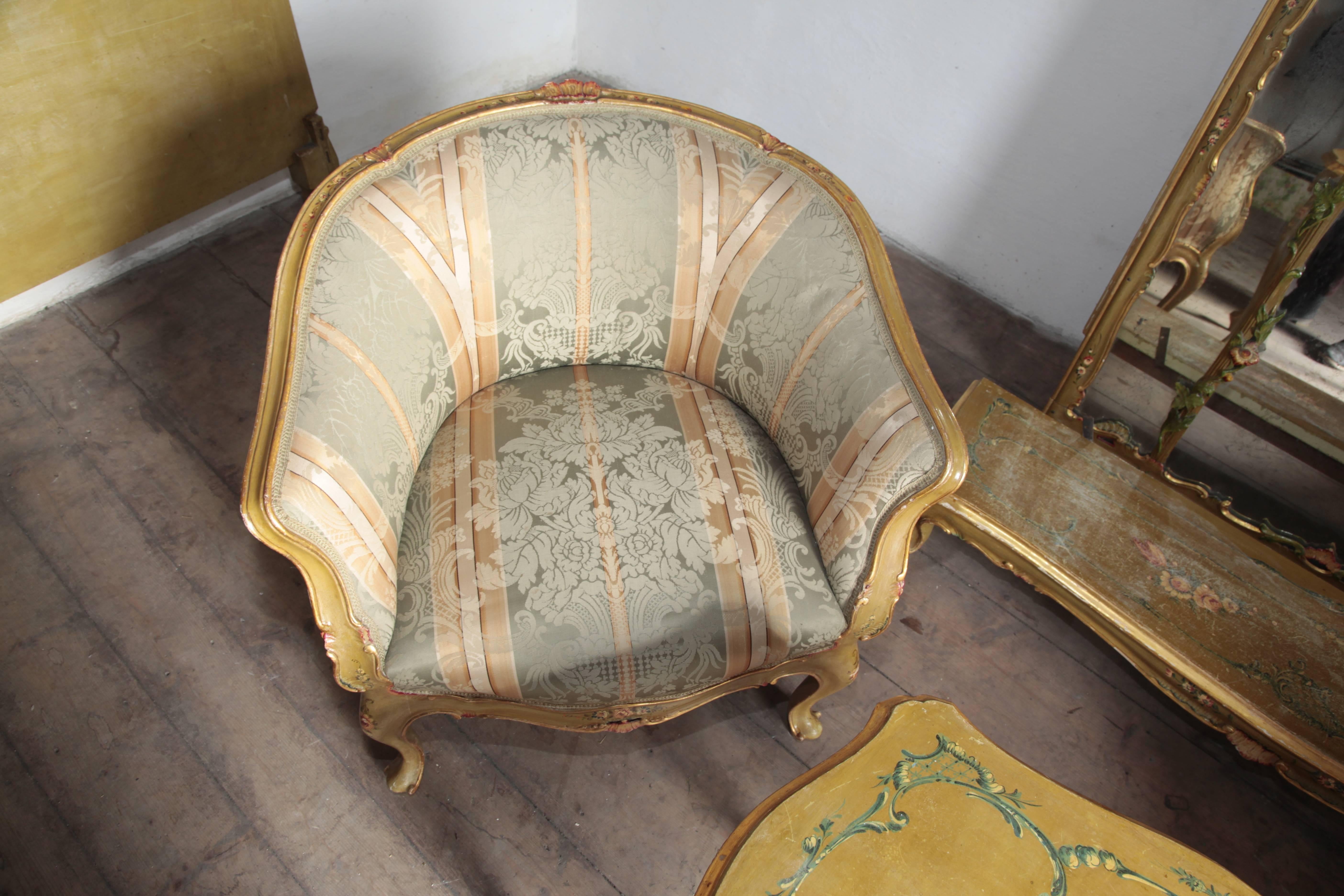 Four 1920s Venetian Armchairs and Coffee Table For Sale 2