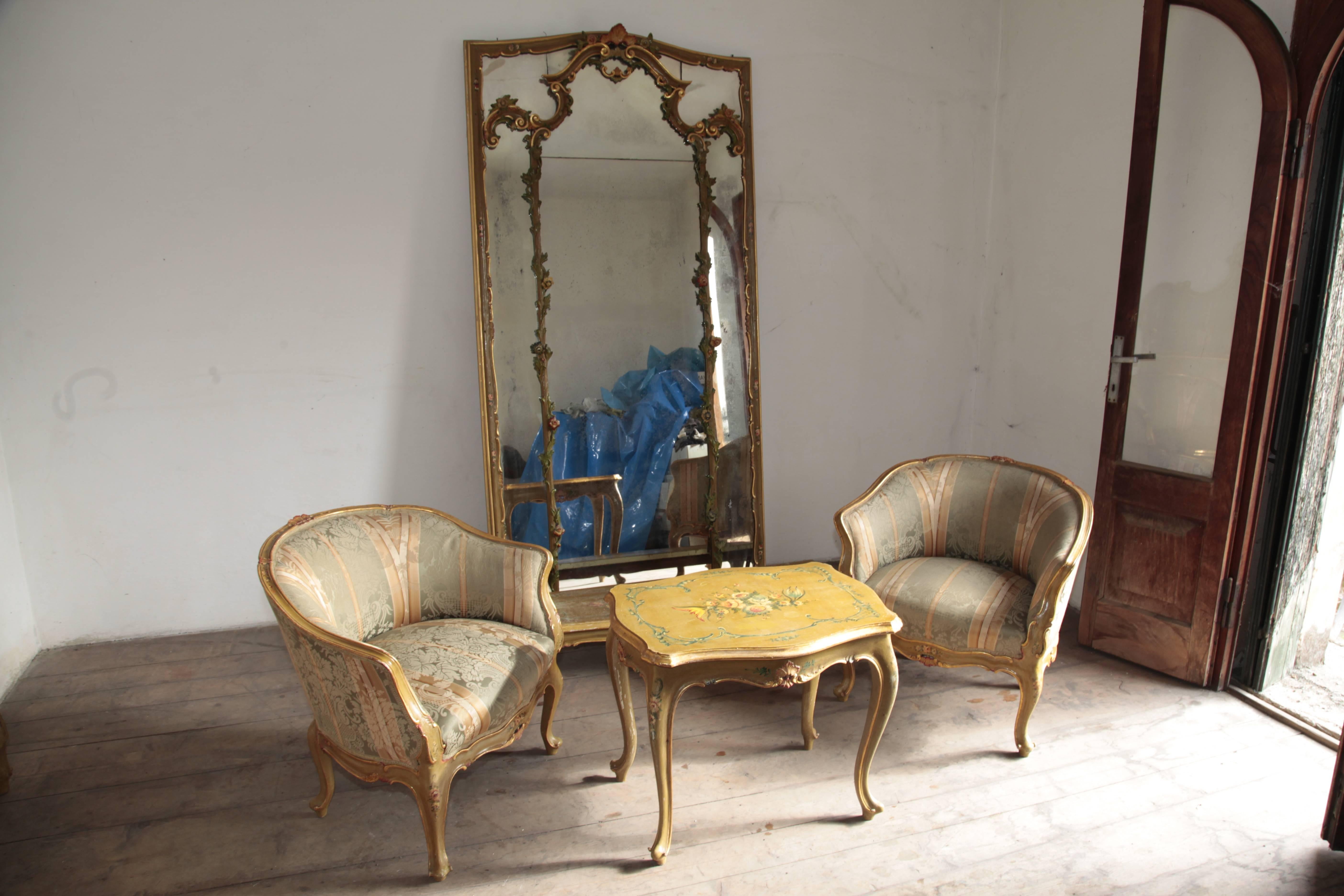 Four 1920s Venetian Armchairs and Coffee Table For Sale 3