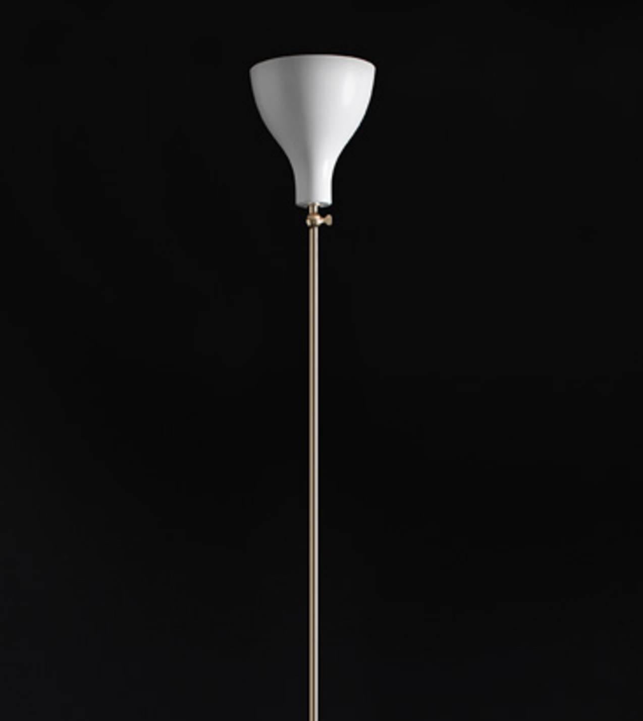 Brass or chrome floor lamp with white or black shade.
Shade can be moved/redirected by twisting a lever. Indirect light. 

One x HSGS max 100W E27
220/240
Class II / IP 20
CE Certificate.
Can be wired to UL standard, without UL certification. 